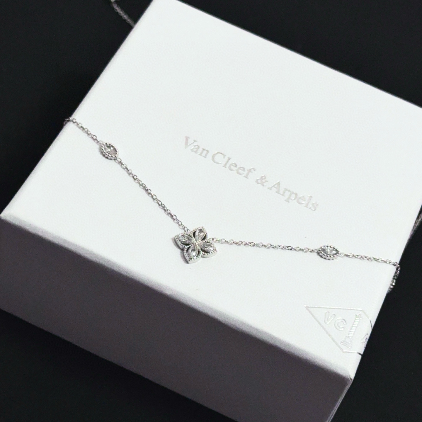 Collana Van Cleef Arpels Alhambra in oro bianco e diamanti 42 cm