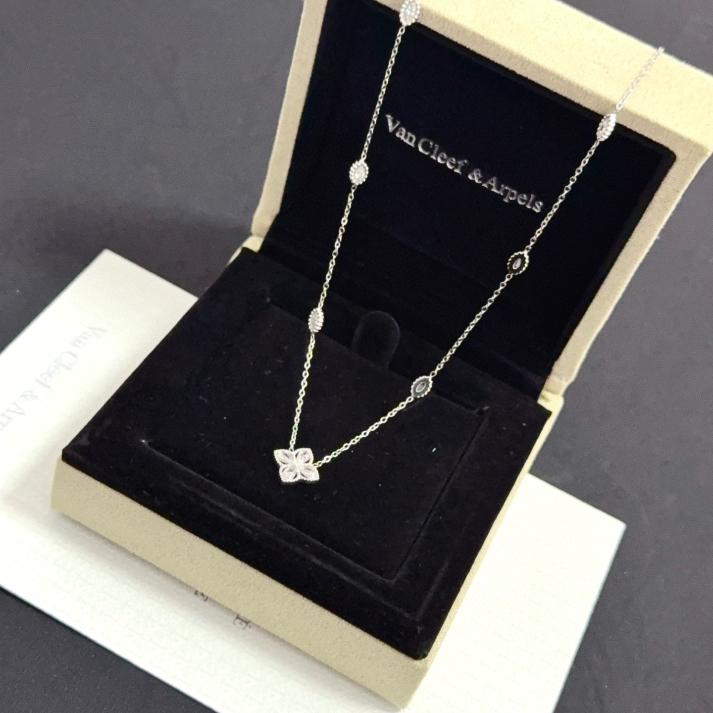 Collana Van Cleef Arpels Alhambra in oro bianco e diamanti 42 cm