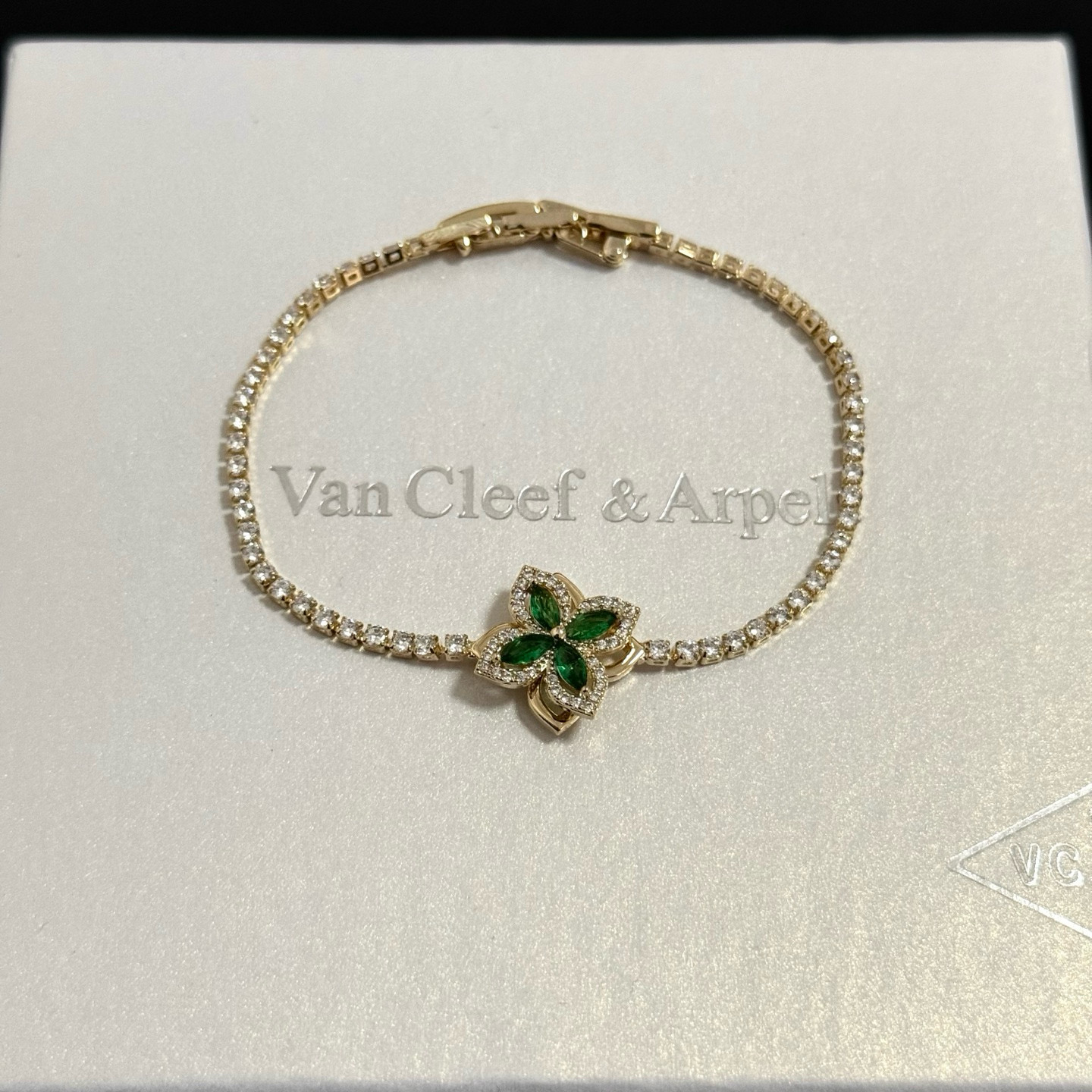 Van Cleef Arpels Four-leaf Clover bracelet gold metal with green gemstones and clear diamonds 17cm