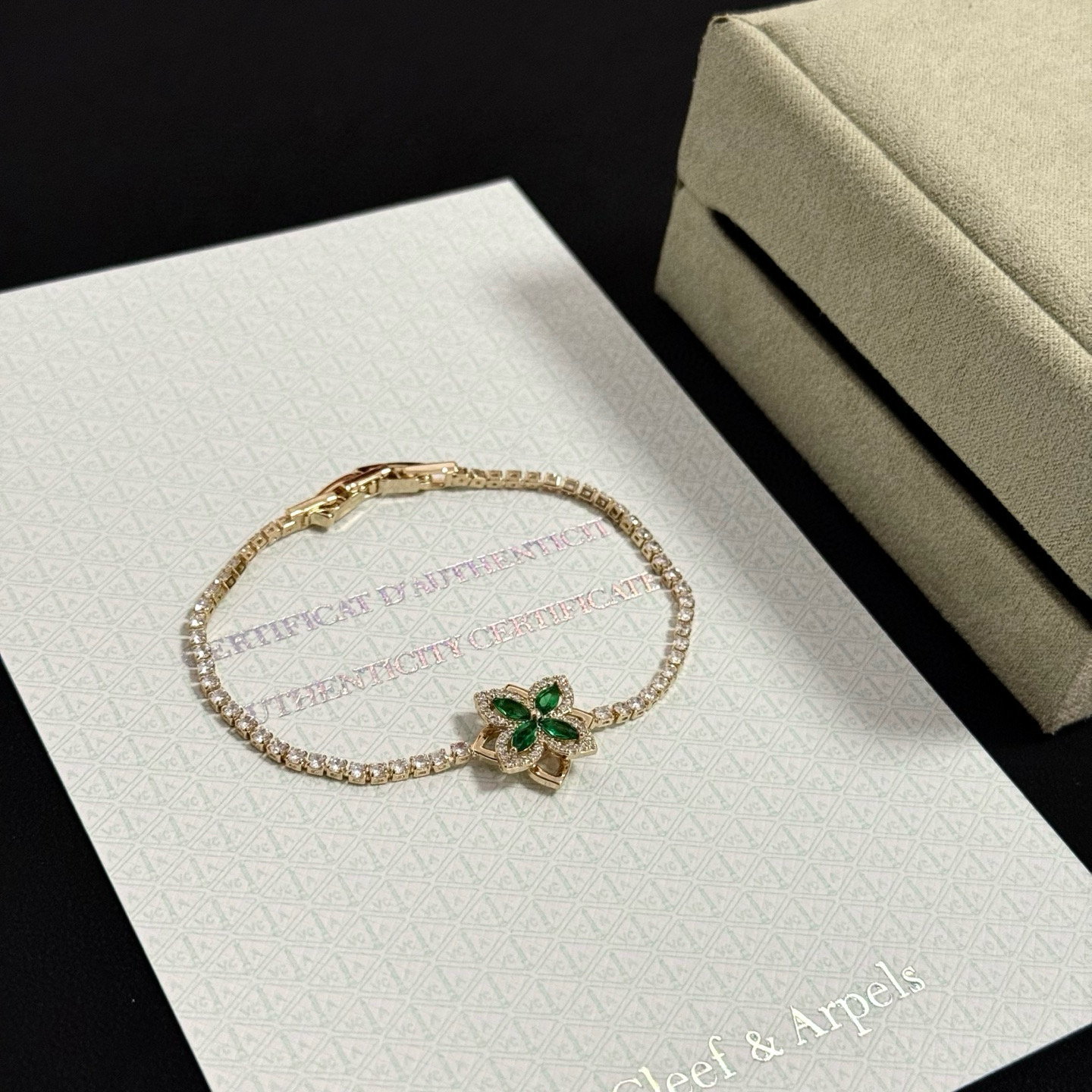 Van Cleef Arpels Four-leaf Clover bracelet gold metal with green gemstones and clear diamonds 17cm