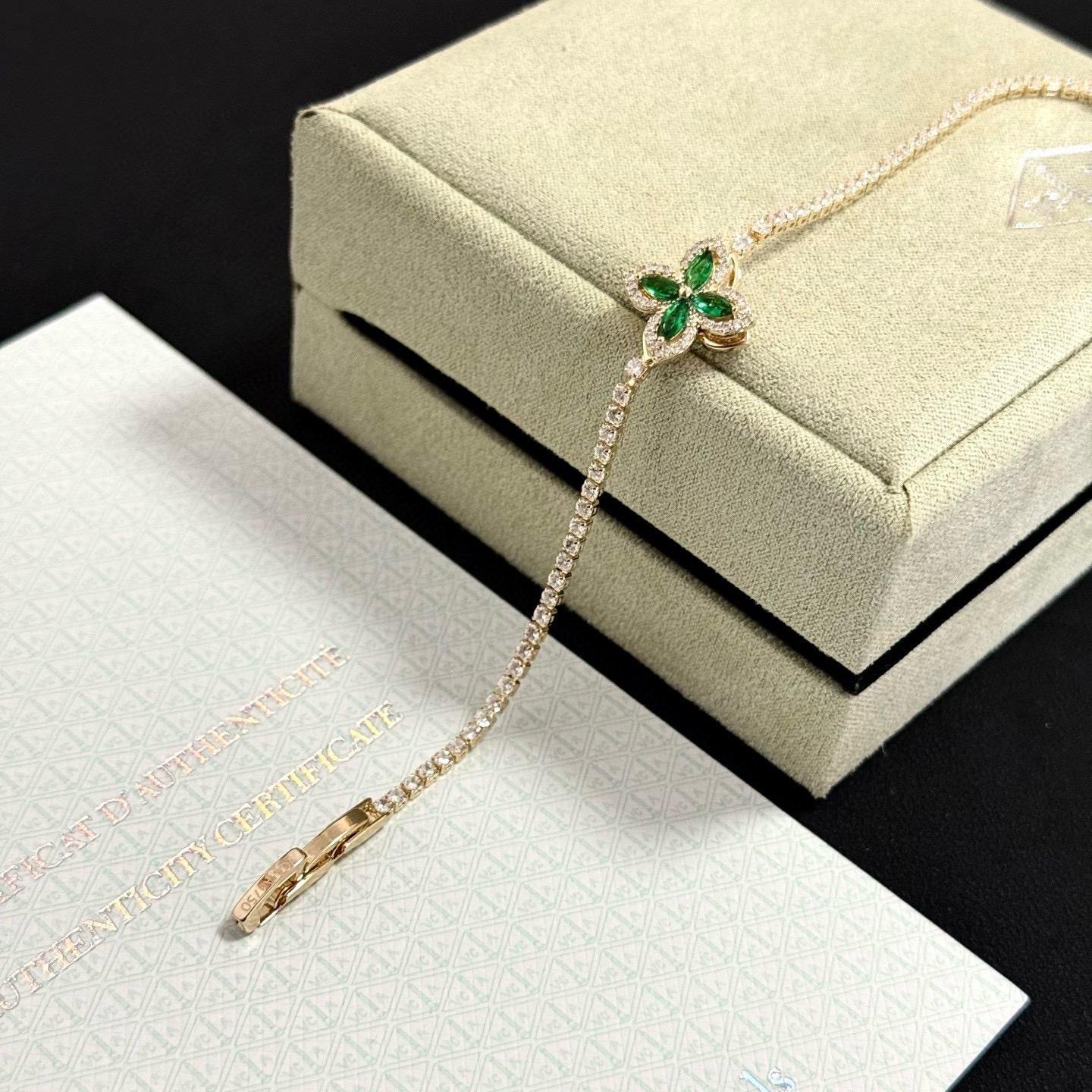 Van Cleef Arpels Four-leaf Clover bracelet gold metal with green gemstones and clear diamonds 17cm