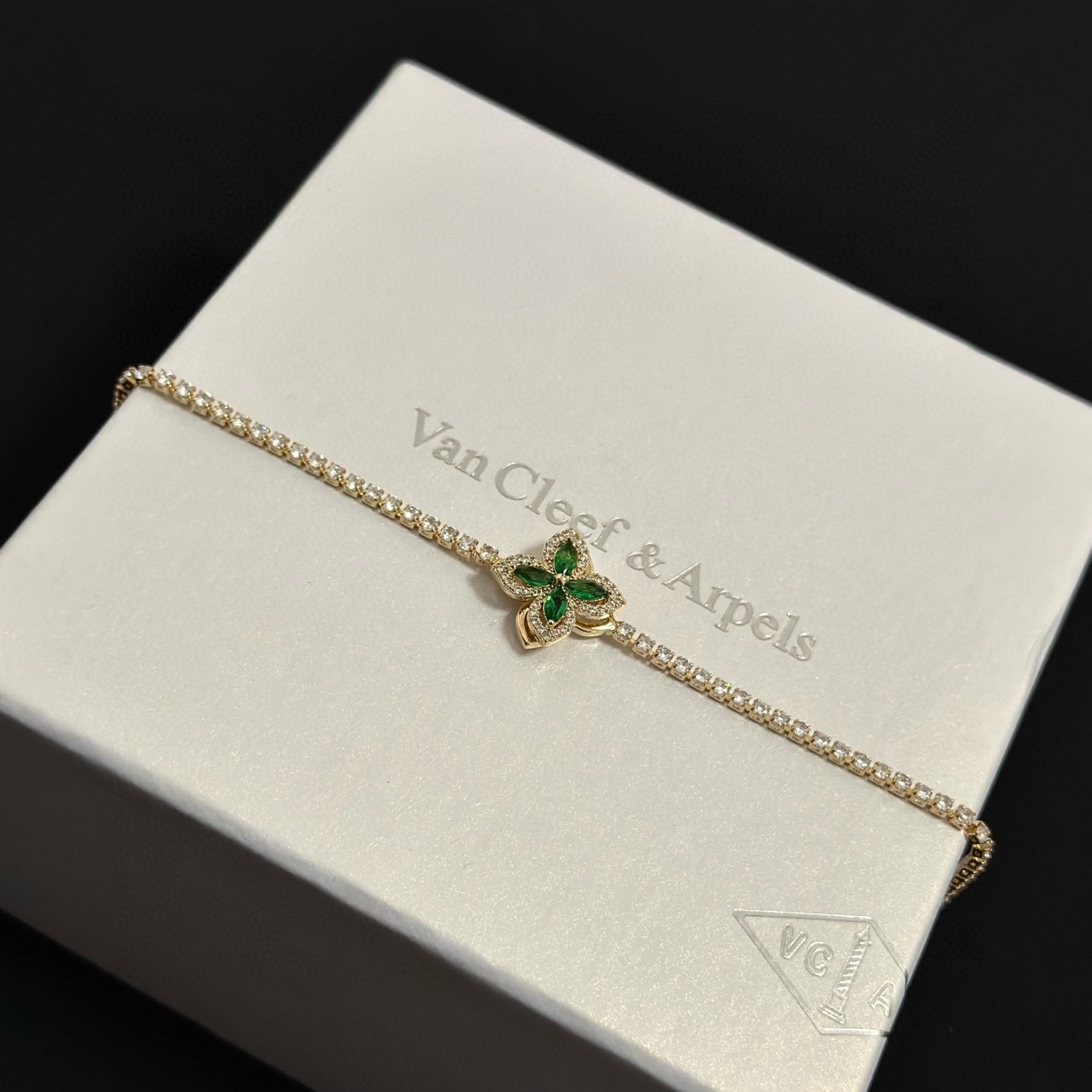 Van Cleef Arpels Four-leaf Clover bracelet gold metal with green gemstones and clear diamonds 17cm