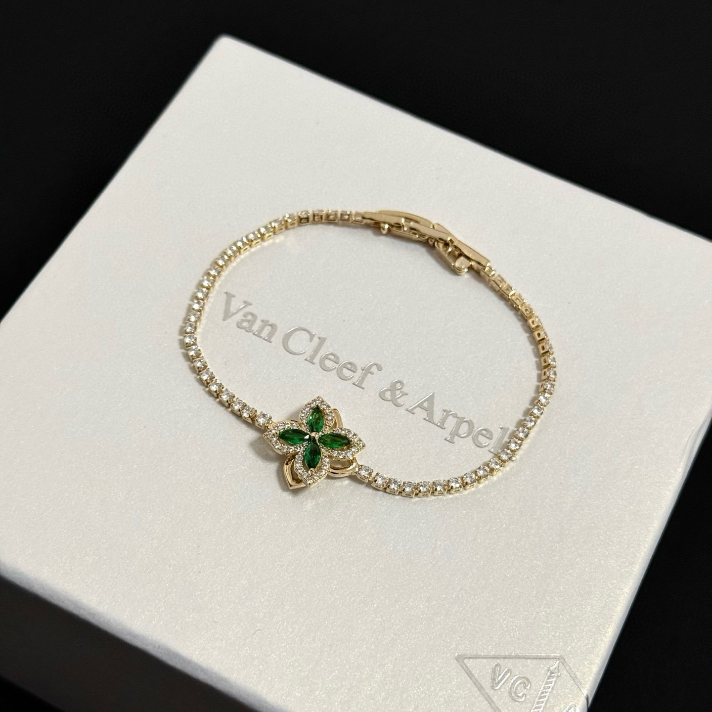Van Cleef Arpels Four-leaf Clover bracelet gold metal with green gemstones and clear diamonds 17cm