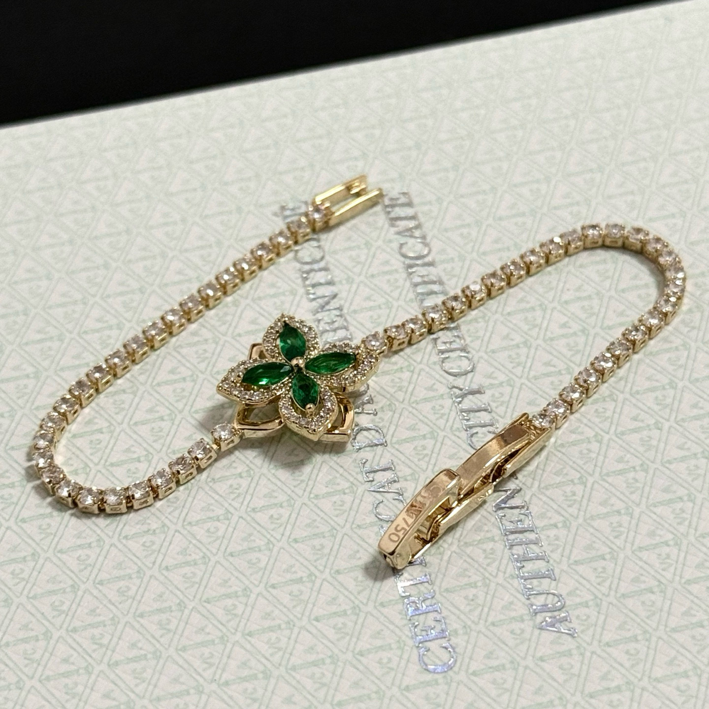 Van Cleef Arpels Four-leaf Clover bracelet gold metal with green gemstones and clear diamonds 17cm