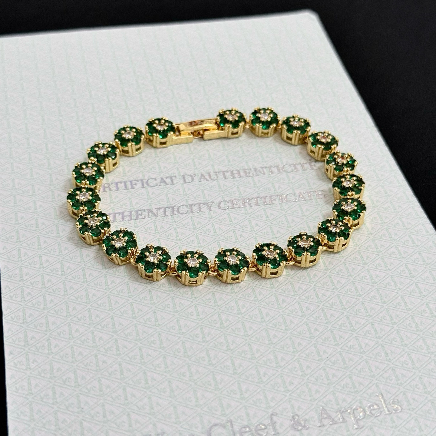 Bracciale Van Cleef Arpels Fleurette in oro giallo con diamanti trasparenti verde smeraldo 18 cm