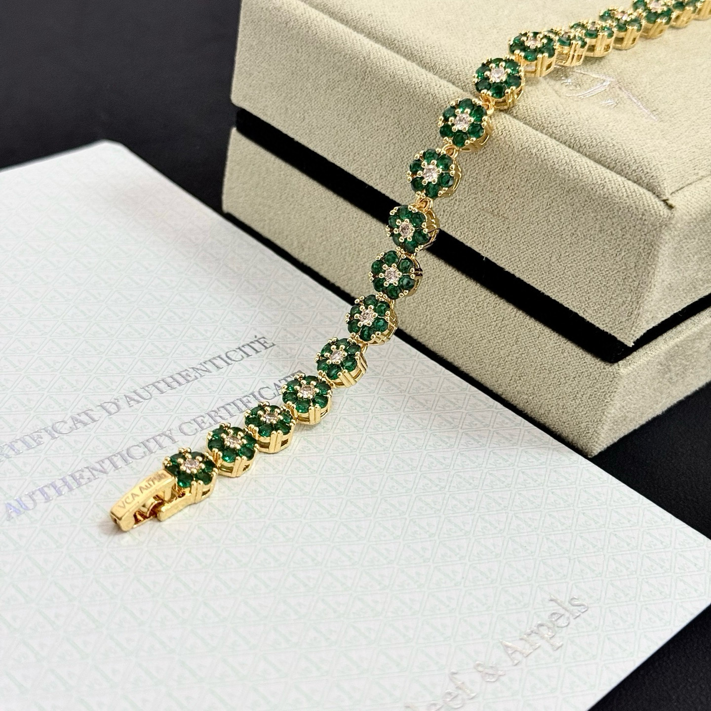 Bracciale Van Cleef Arpels Fleurette in oro giallo con diamanti trasparenti verde smeraldo 18 cm