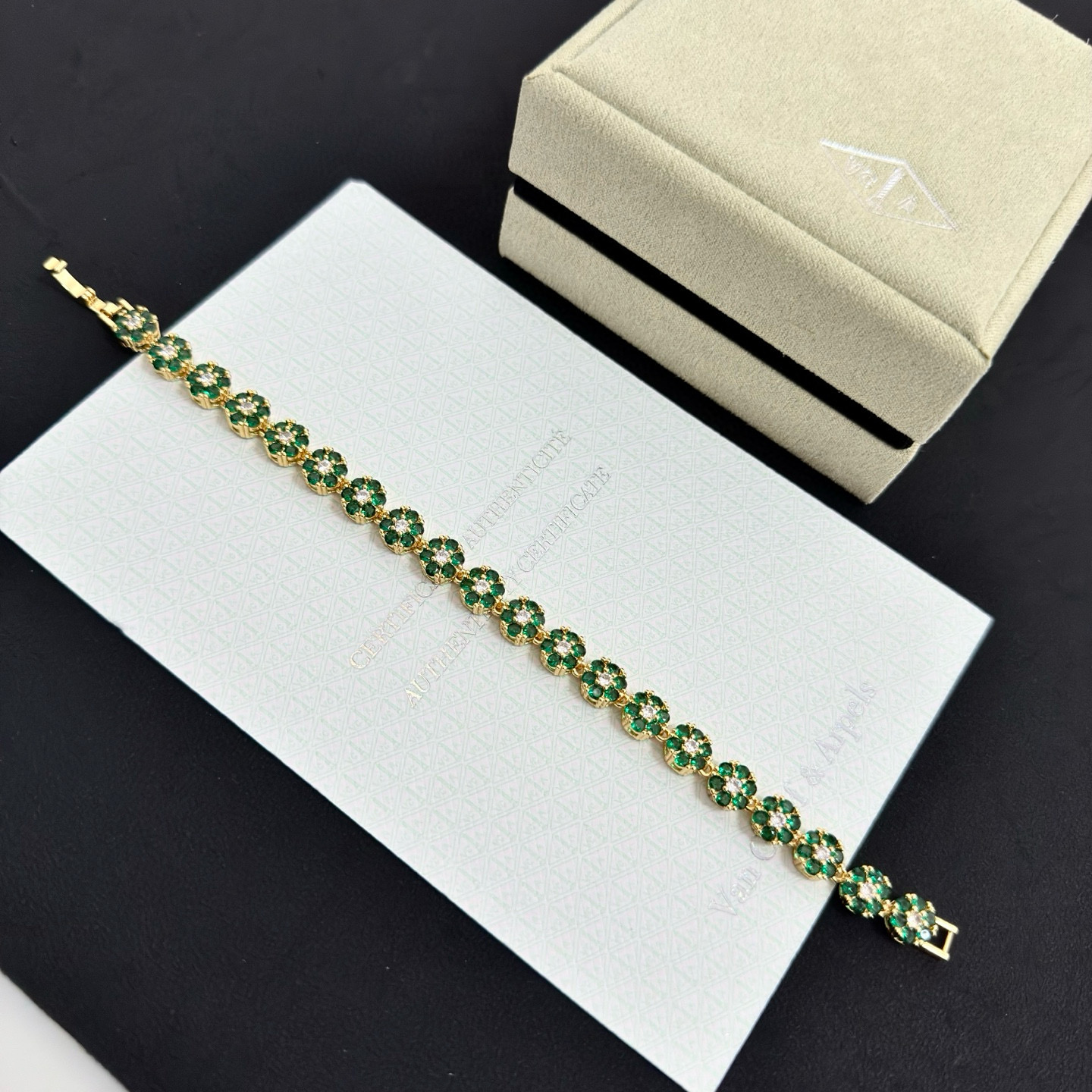 Bracciale Van Cleef Arpels Fleurette in oro giallo con diamanti trasparenti verde smeraldo 18 cm