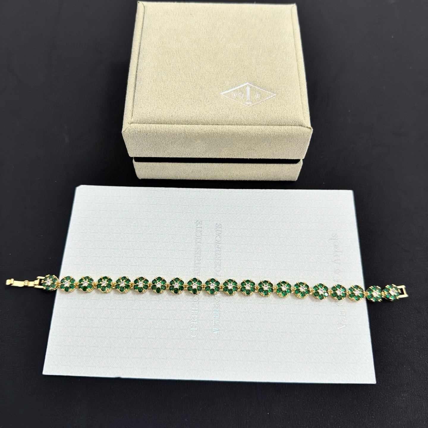 Bracciale Van Cleef Arpels Fleurette in oro giallo con diamanti trasparenti verde smeraldo 18 cm