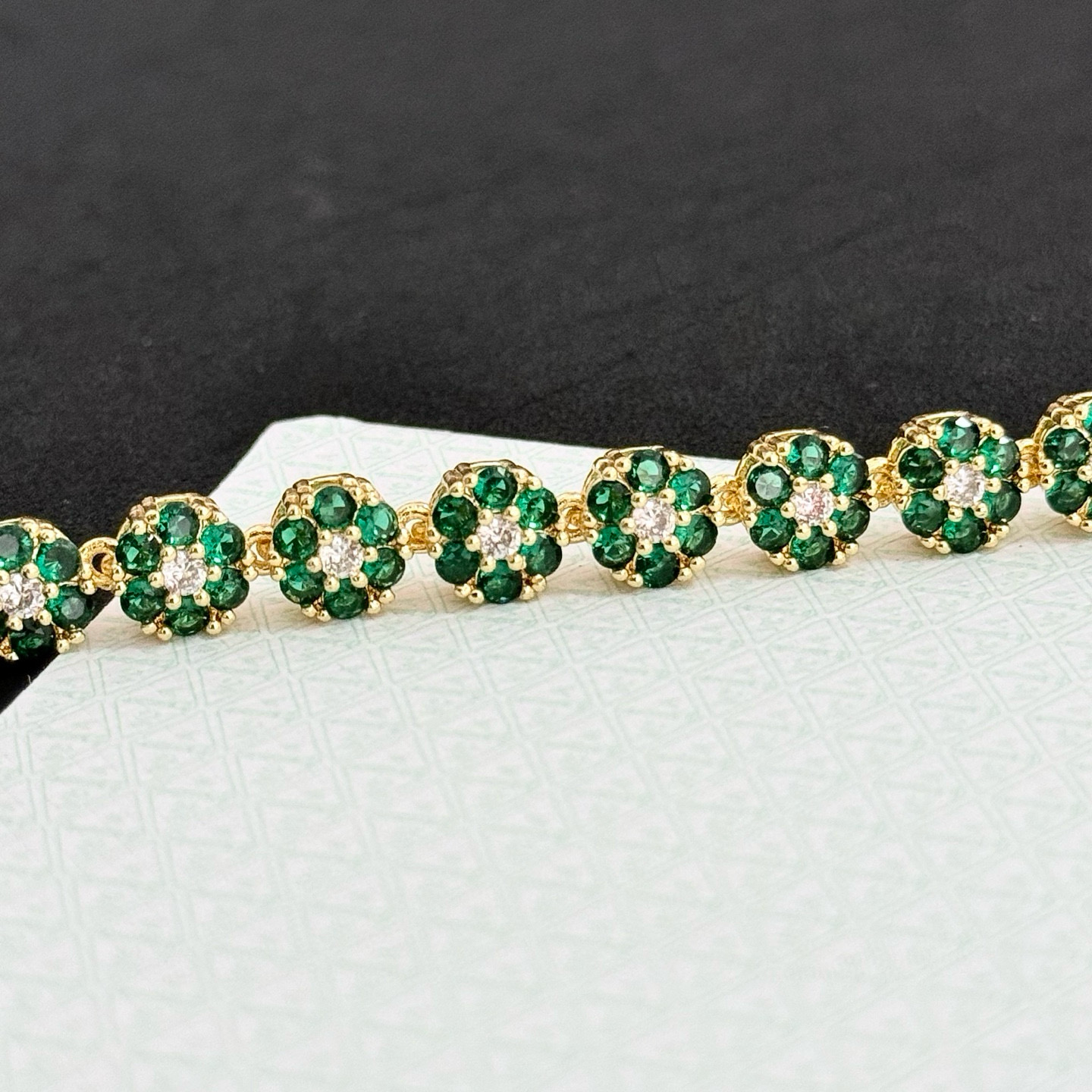 Bracciale Van Cleef Arpels Fleurette in oro giallo con diamanti trasparenti verde smeraldo 18 cm
