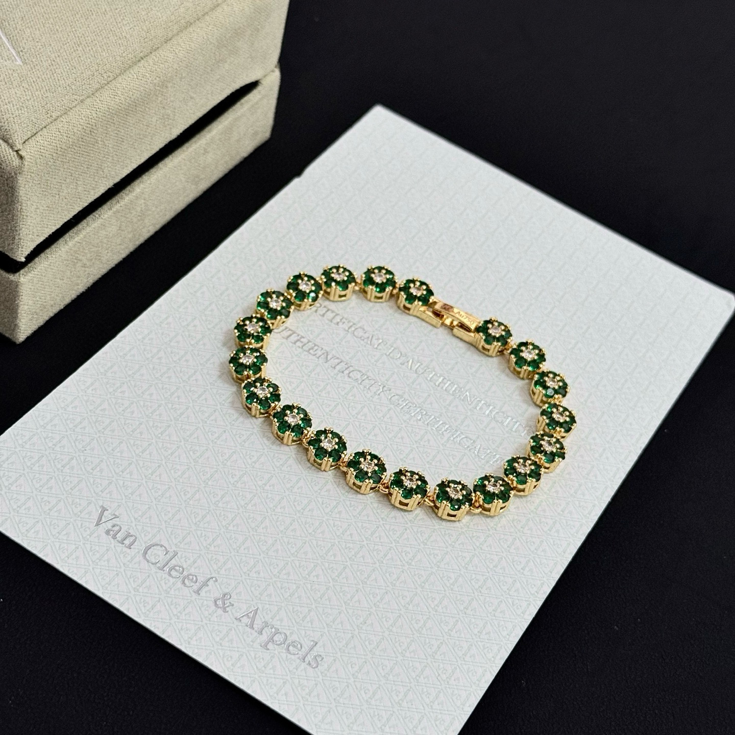 Bracciale Van Cleef Arpels Fleurette in oro giallo con diamanti trasparenti verde smeraldo 18 cm
