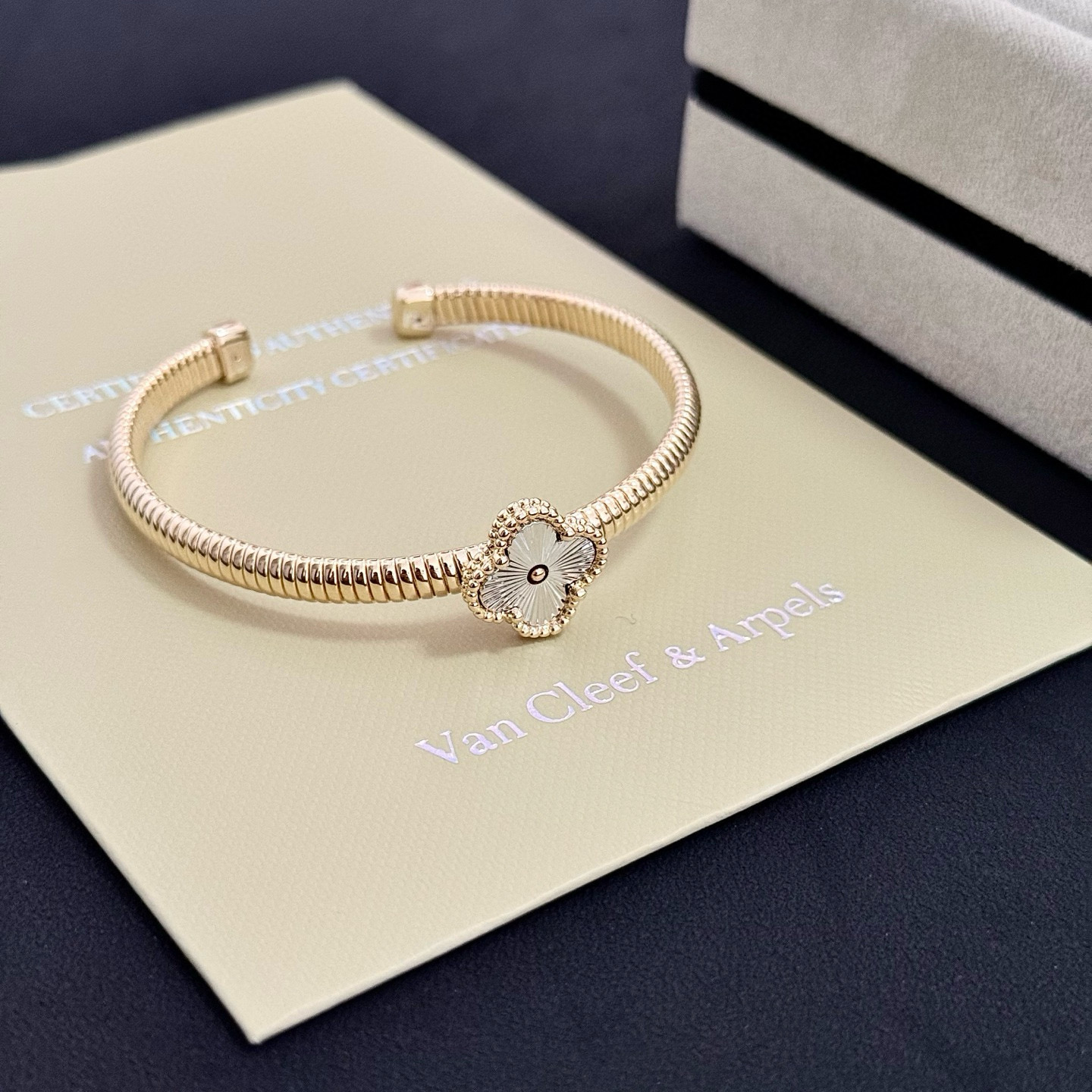 Bracciale Van Cleef Arpels Alhambra Quadrifoglio Oro giallo con motivo trifoglio guilloché in argento 17 cm