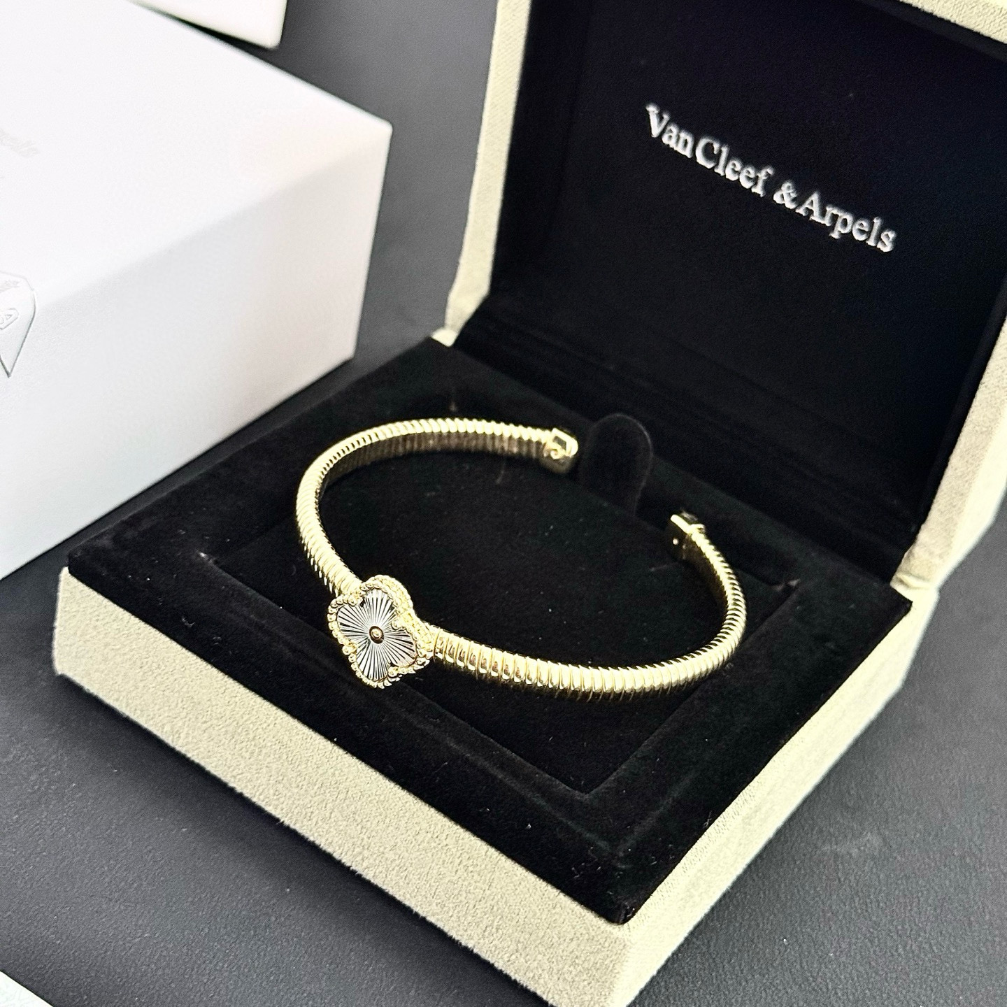 Bracciale Van Cleef Arpels Alhambra Quadrifoglio Oro giallo con motivo trifoglio guilloché in argento 17 cm