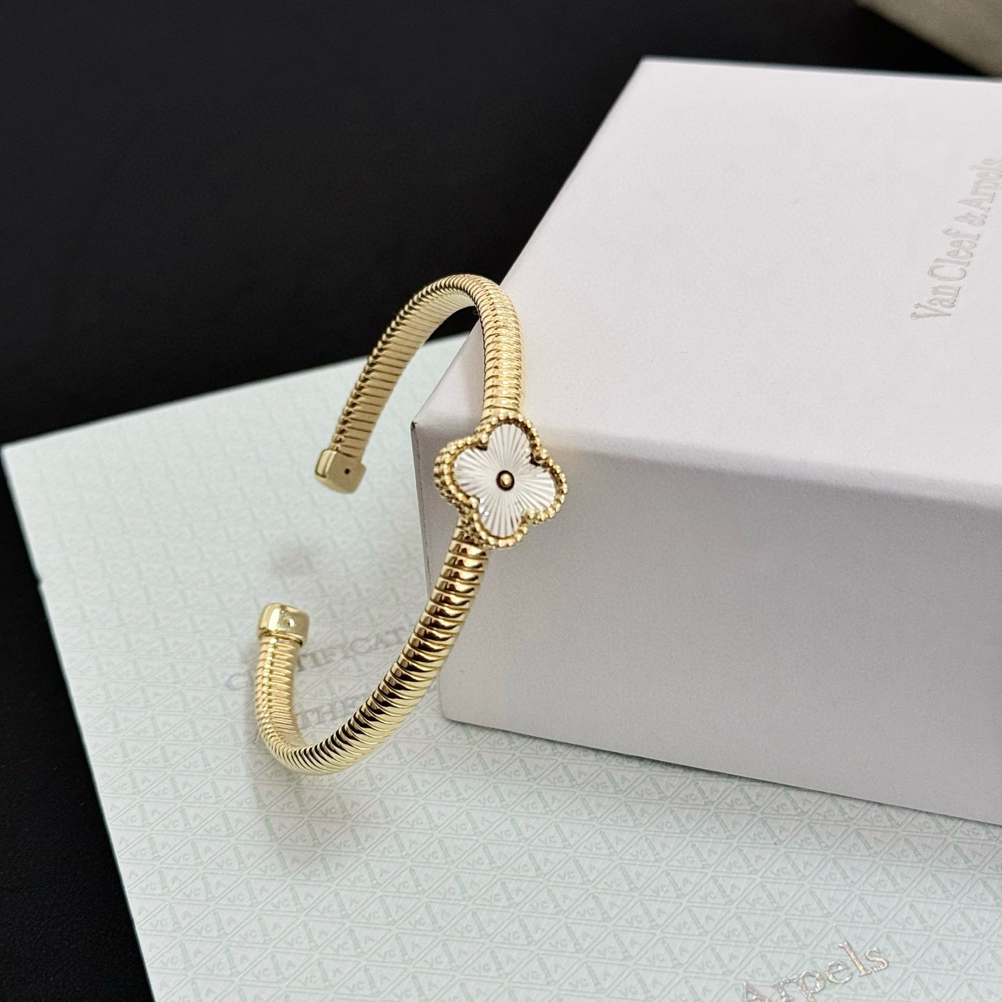 Bracciale Van Cleef Arpels Alhambra Quadrifoglio Oro giallo con motivo trifoglio guilloché in argento 17 cm