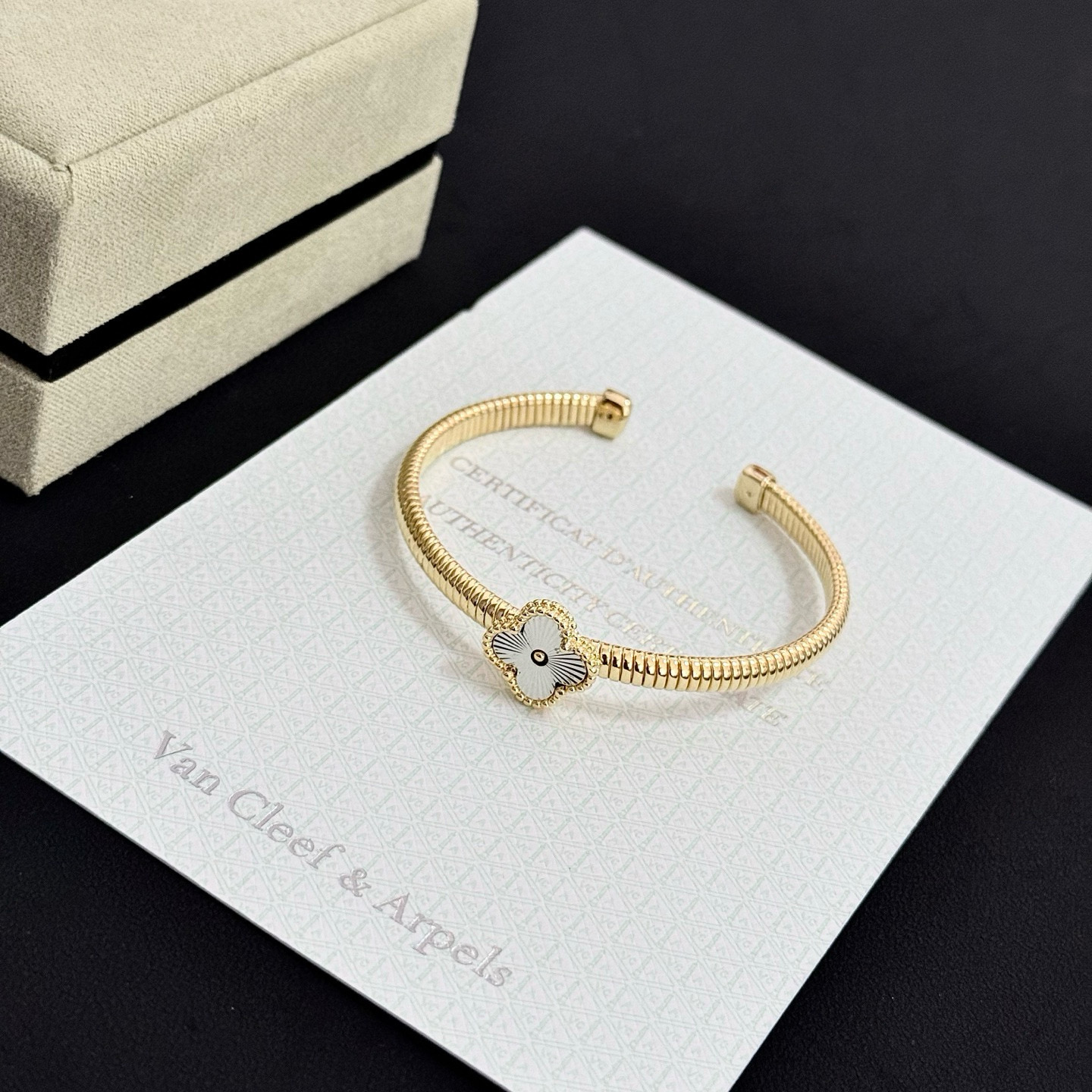 Bracciale Van Cleef Arpels Alhambra Quadrifoglio Oro giallo con motivo trifoglio guilloché in argento 17 cm