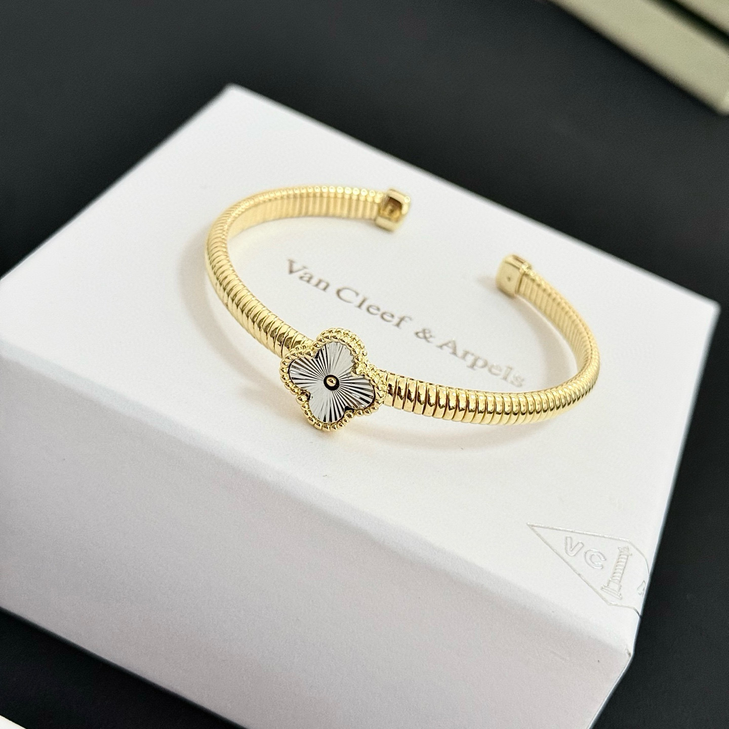 Bracciale Van Cleef Arpels Alhambra Quadrifoglio Oro giallo con motivo trifoglio guilloché in argento 17 cm