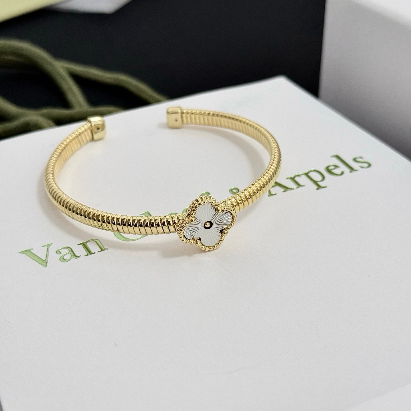 Bracciale Van Cleef Arpels Alhambra Quadrifoglio Oro giallo con motivo trifoglio guilloché in argento 17 cm