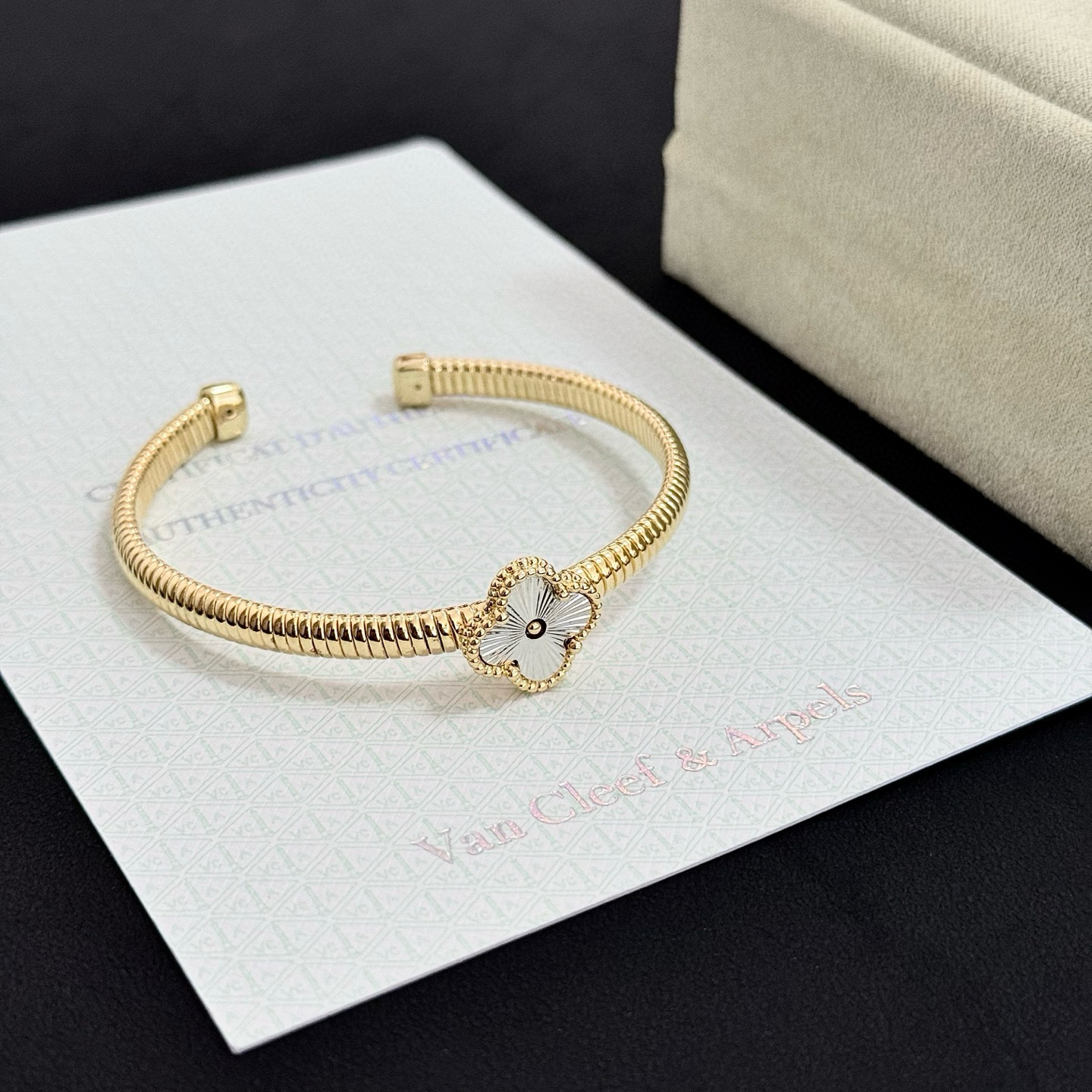 Bracciale Van Cleef Arpels Alhambra Quadrifoglio Oro giallo con motivo trifoglio guilloché in argento 17 cm