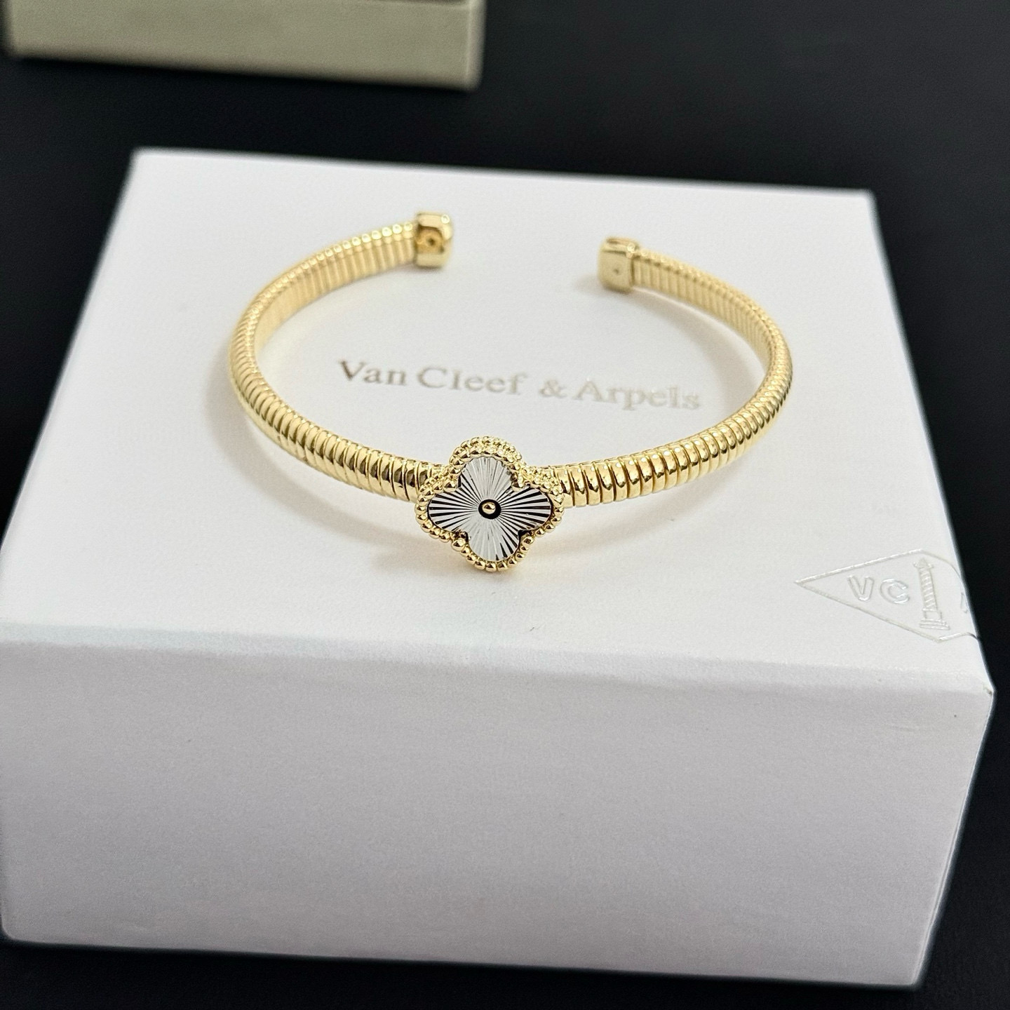 Bracciale Van Cleef Arpels Alhambra Quadrifoglio Oro giallo con motivo trifoglio guilloché in argento 17 cm
