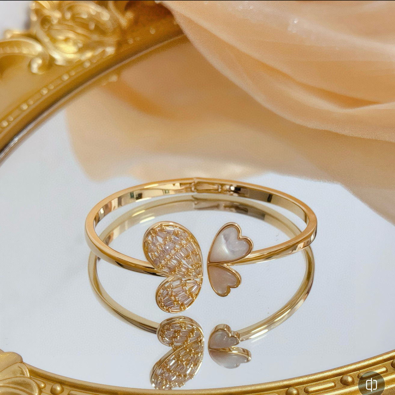 Piaget Butterfly Heart bracelet Yellow gold with white mother-of-pearl and clear baguette-cut diamonds 17cm