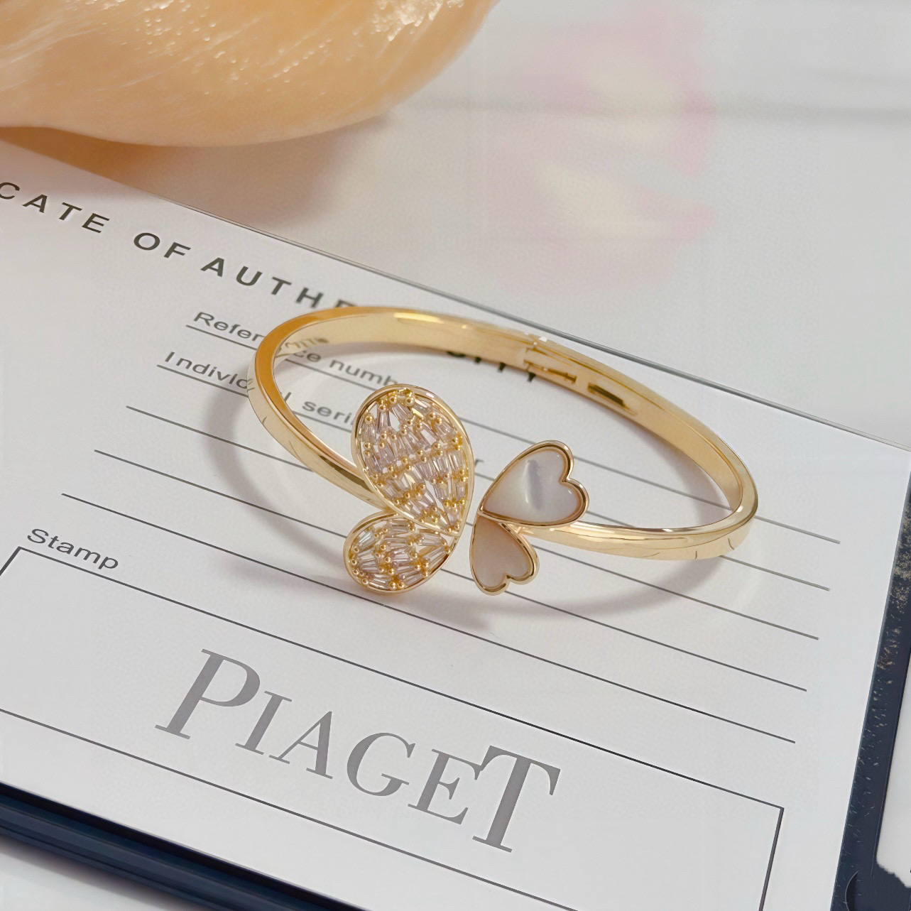 Piaget Butterfly Heart bracelet Yellow gold with white mother-of-pearl and clear baguette-cut diamonds 17cm