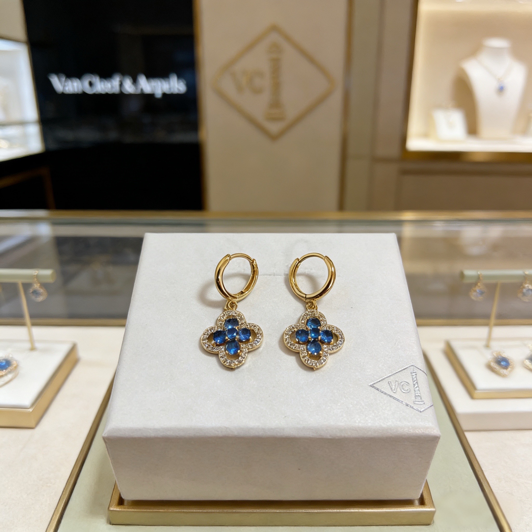 Van Cleef Arpels Alhambra boucles d’oreilles or jaune métal pierres précieuses bleues accents de diamant clair 12mm diamètre du cerceau 15mm pendentif goutte