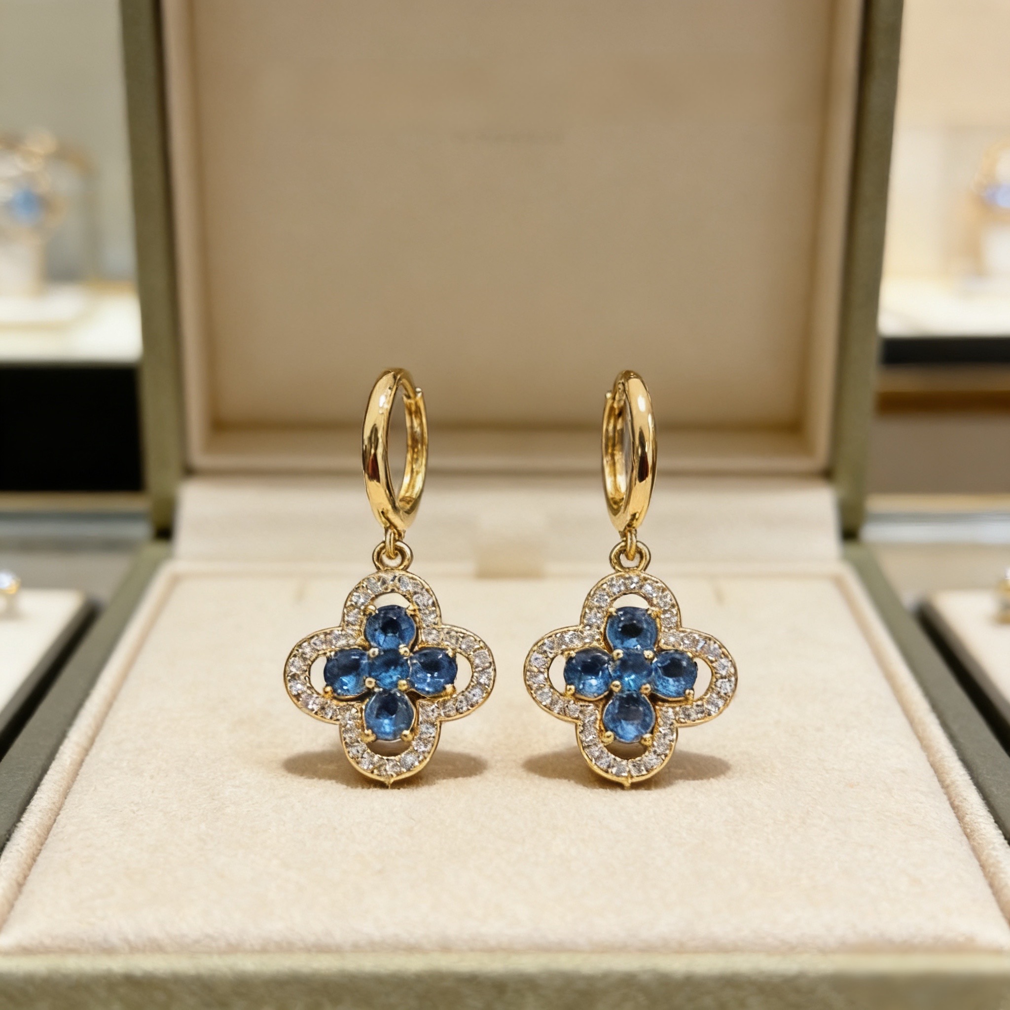 Van Cleef Arpels Alhambra boucles d’oreilles or jaune métal pierres précieuses bleues accents de diamant clair 12mm diamètre du cerceau 15mm pendentif goutte