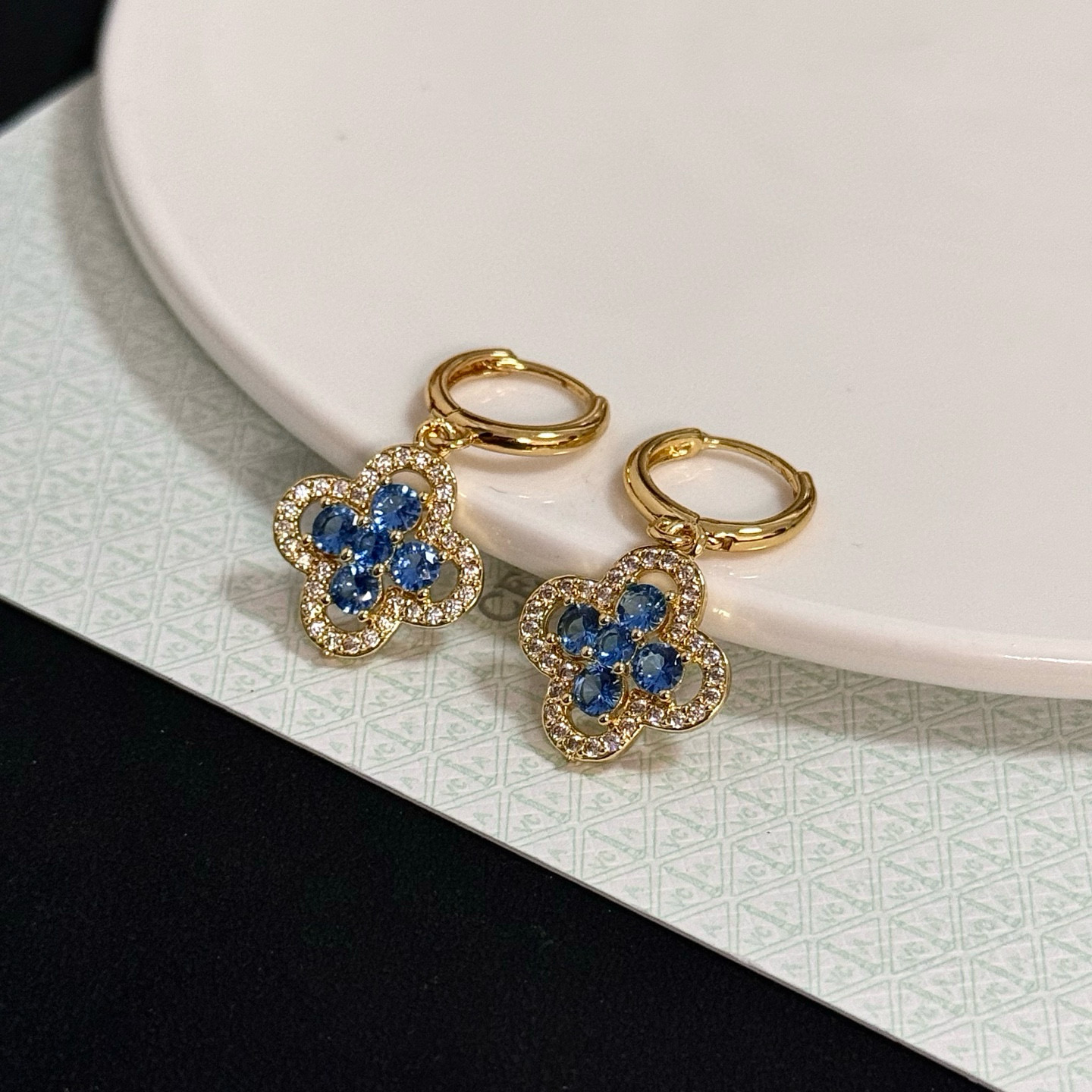 Van Cleef Arpels Alhambra boucles d’oreilles or jaune métal pierres précieuses bleues accents de diamant clair 12mm diamètre du cerceau 15mm pendentif goutte