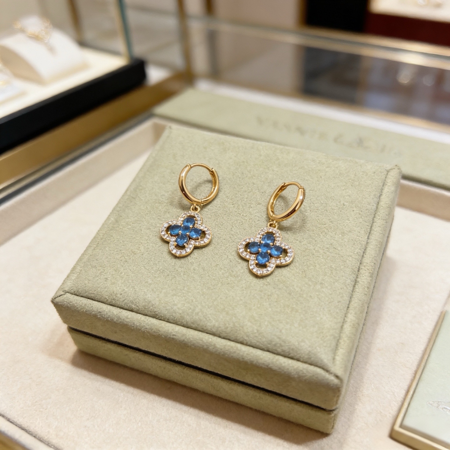 Van Cleef Arpels Alhambra boucles d’oreilles or jaune métal pierres précieuses bleues accents de diamant clair 12mm diamètre du cerceau 15mm pendentif goutte