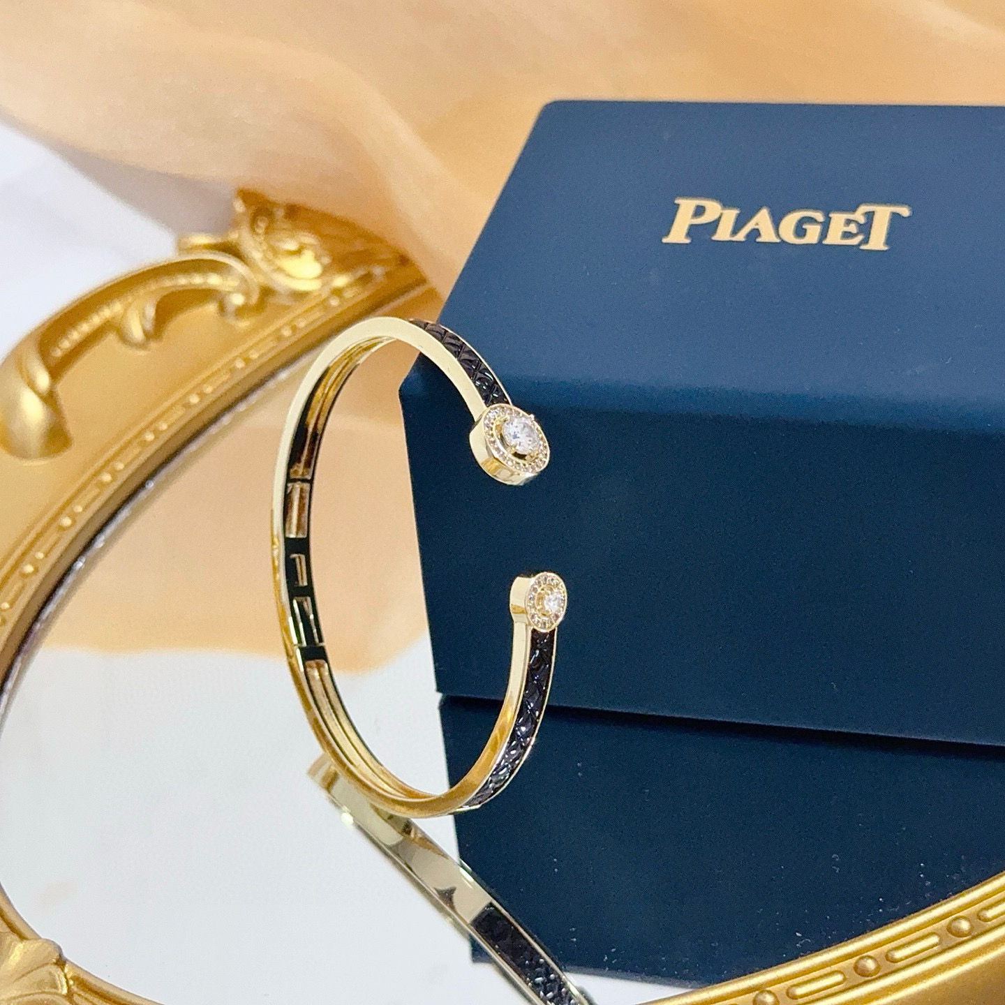 Piaget Possession bracelet yellow gold with black enamel and clear diamond accents 16cm inner circumference