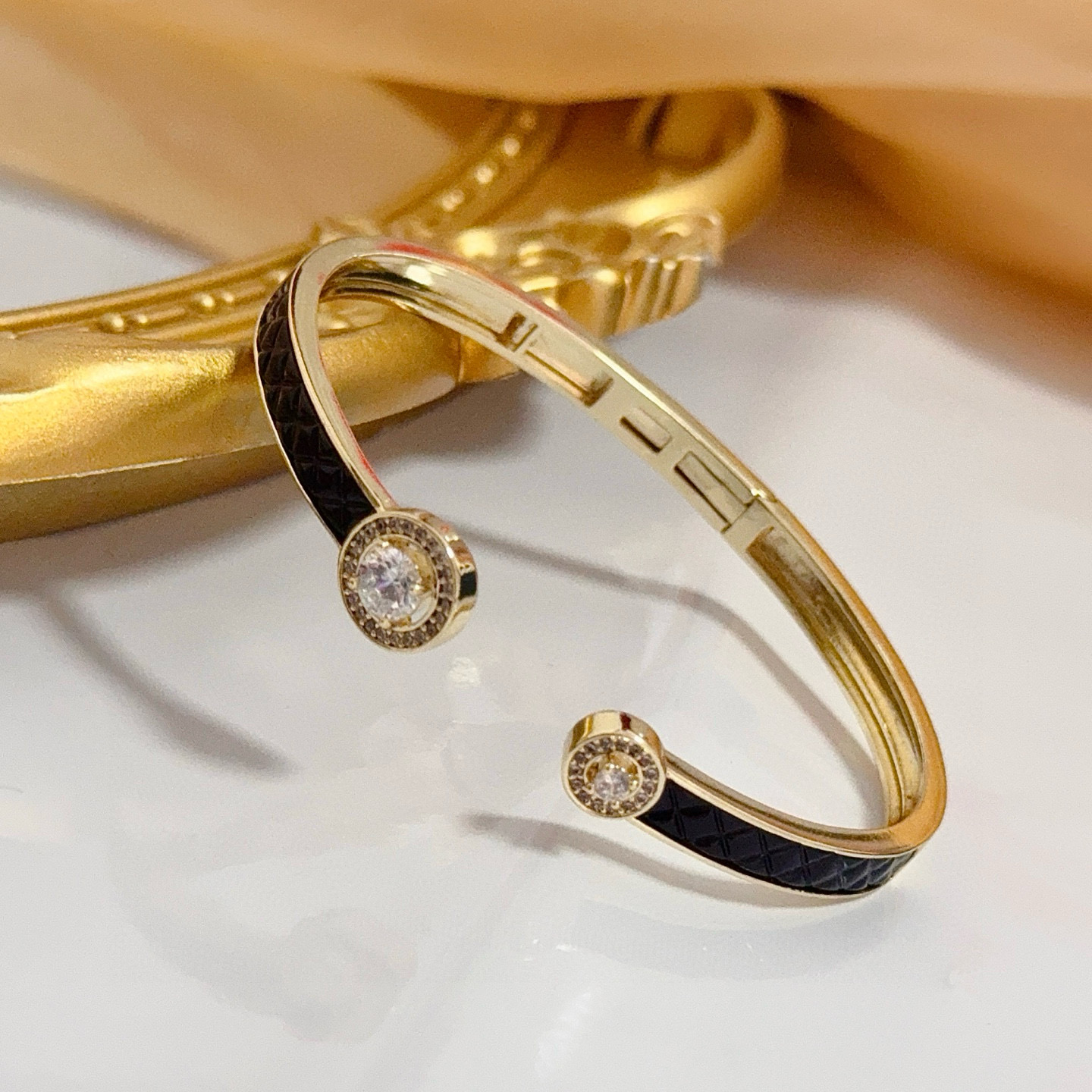 Piaget Possession bracelet yellow gold with black enamel and clear diamond accents 16cm inner circumference