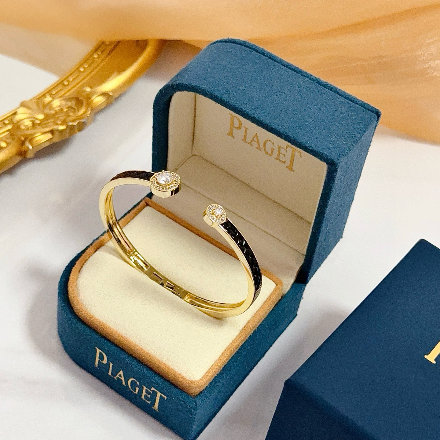 Piaget Possession bracelet yellow gold with black enamel and clear diamond accents 16cm inner circumference