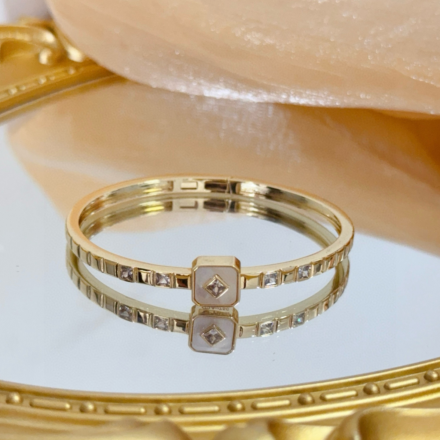 Piaget Possession bracelet yellow gold metal white mother-of-pearl inlay clear diamond accents 17cm inner circumference