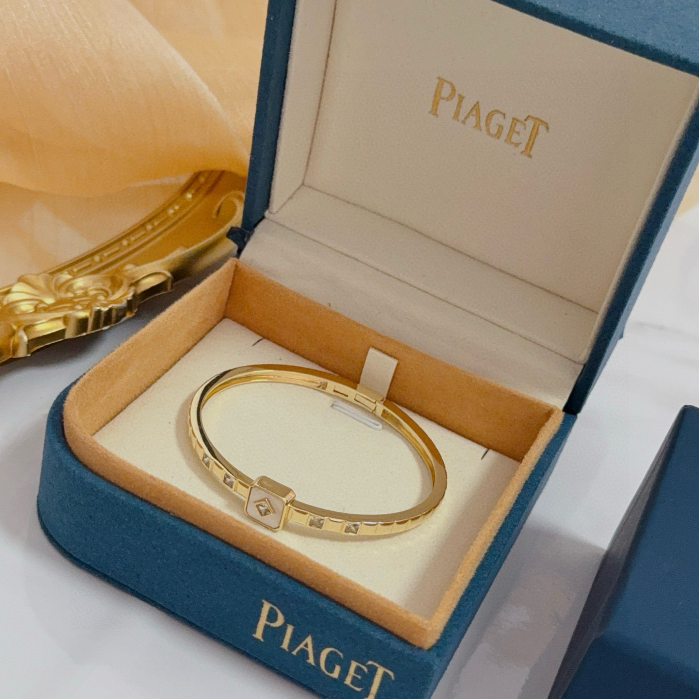 Piaget Possession bracelet yellow gold metal white mother-of-pearl inlay clear diamond accents 17cm inner circumference