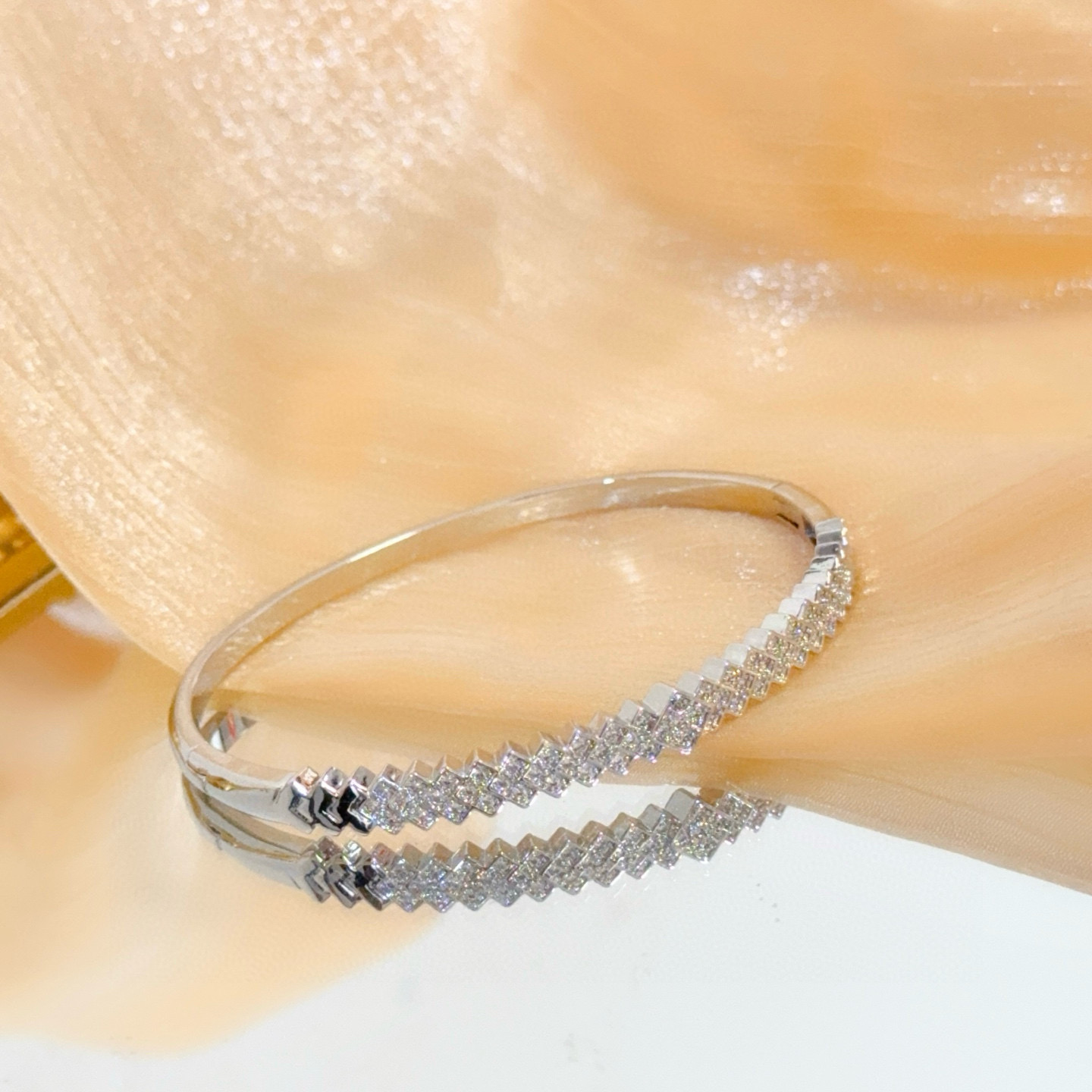 Piaget Possession bracelet 18k white gold with clear pave diamonds 17cm inner circumference