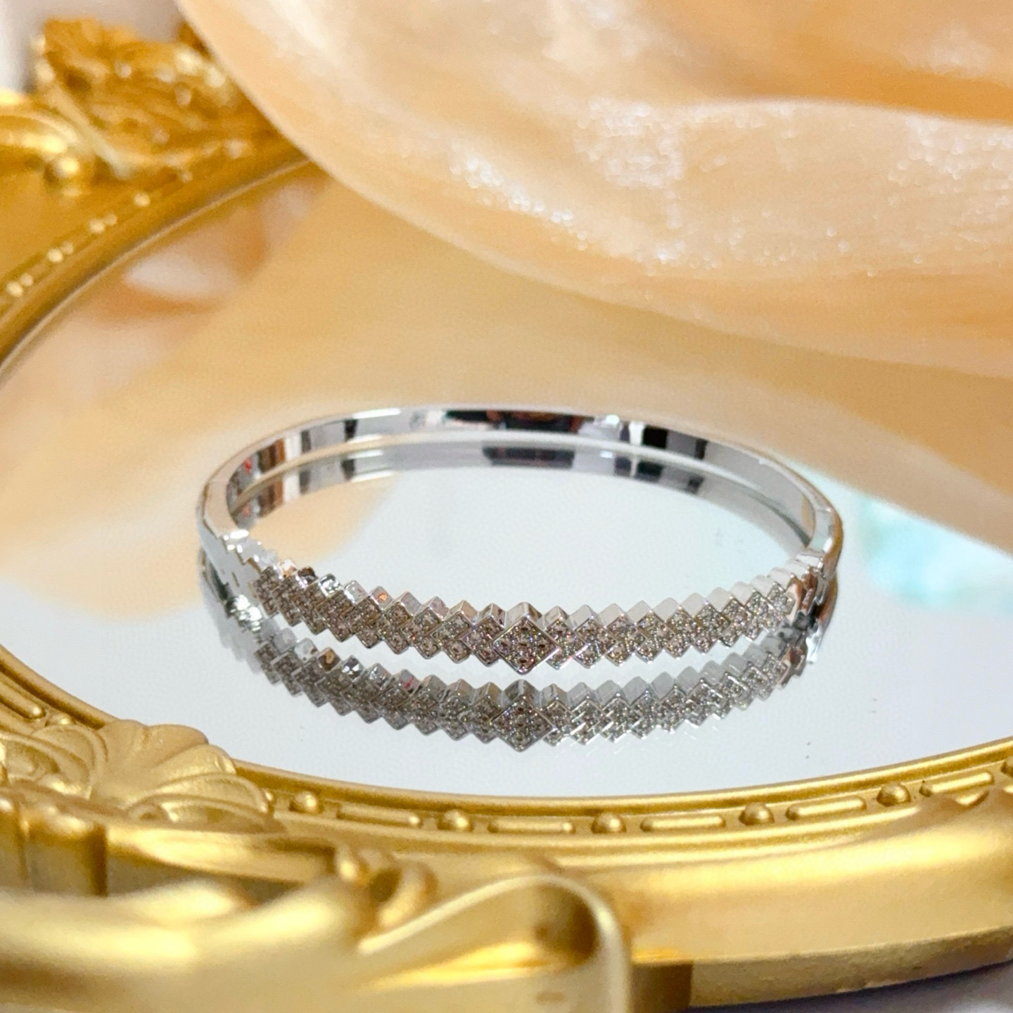 Piaget Possession bracelet 18k white gold with clear pave diamonds 17cm inner circumference
