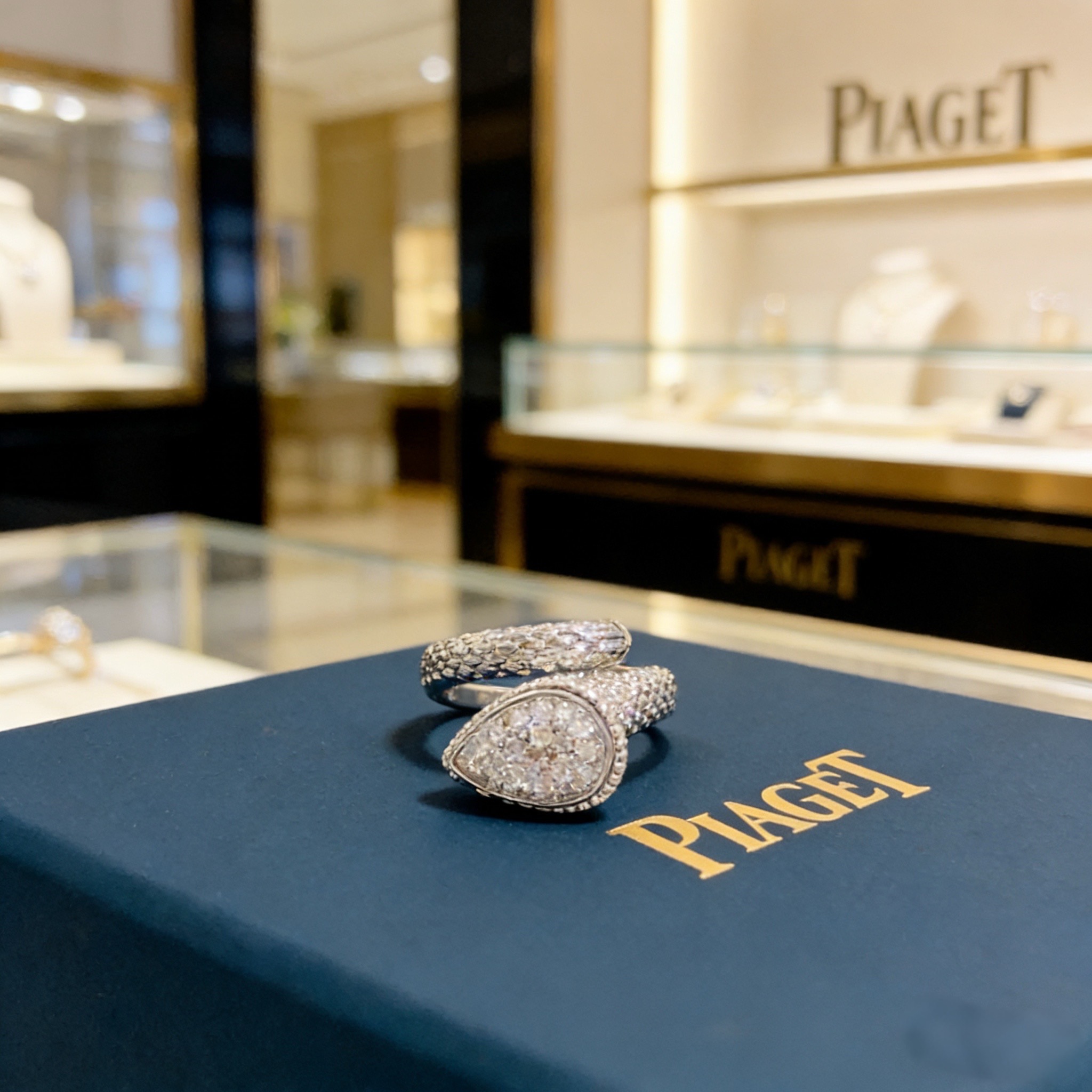 Piaget Limelight Serpent ring 18k white gold pave set white diamonds US 7