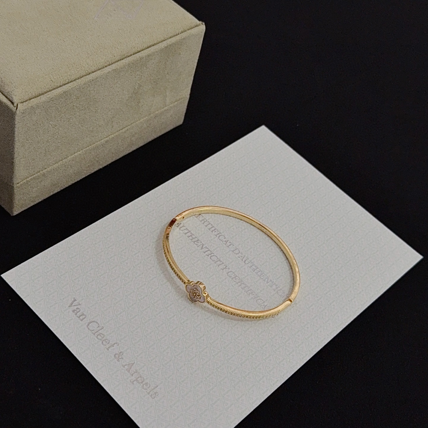 Van Cleef Arpels Lucky Spring Plum Blossom Bracciale rigido Oro giallo metallo bianco madreperla accenti di diamanti trasparenti Circonferenza interna 17 cm
