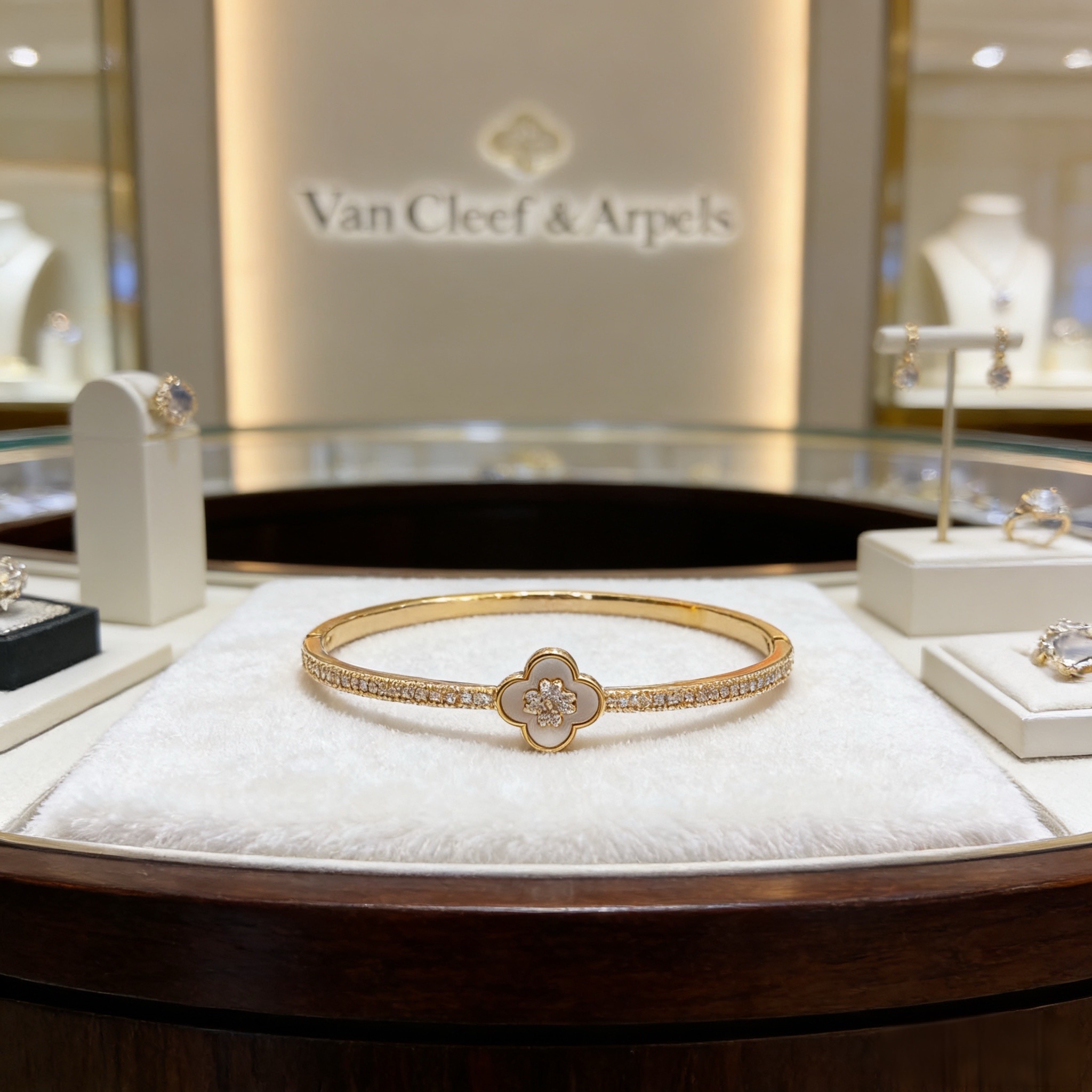 Van Cleef Arpels Lucky Spring Plum Blossom Bracciale rigido Oro giallo metallo bianco madreperla accenti di diamanti trasparenti Circonferenza interna 17 cm