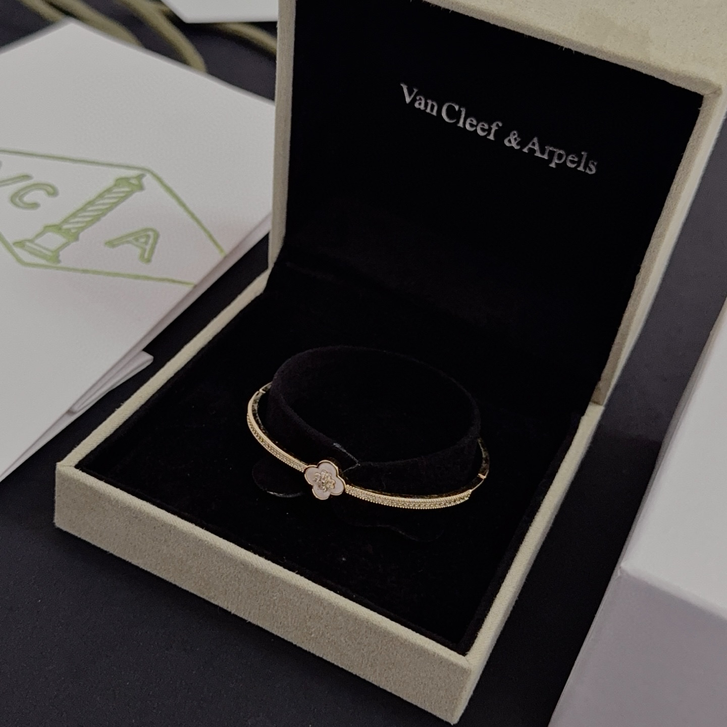 Van Cleef Arpels Lucky Spring Plum Blossom Bracciale rigido Oro giallo metallo bianco madreperla accenti di diamanti trasparenti Circonferenza interna 17 cm