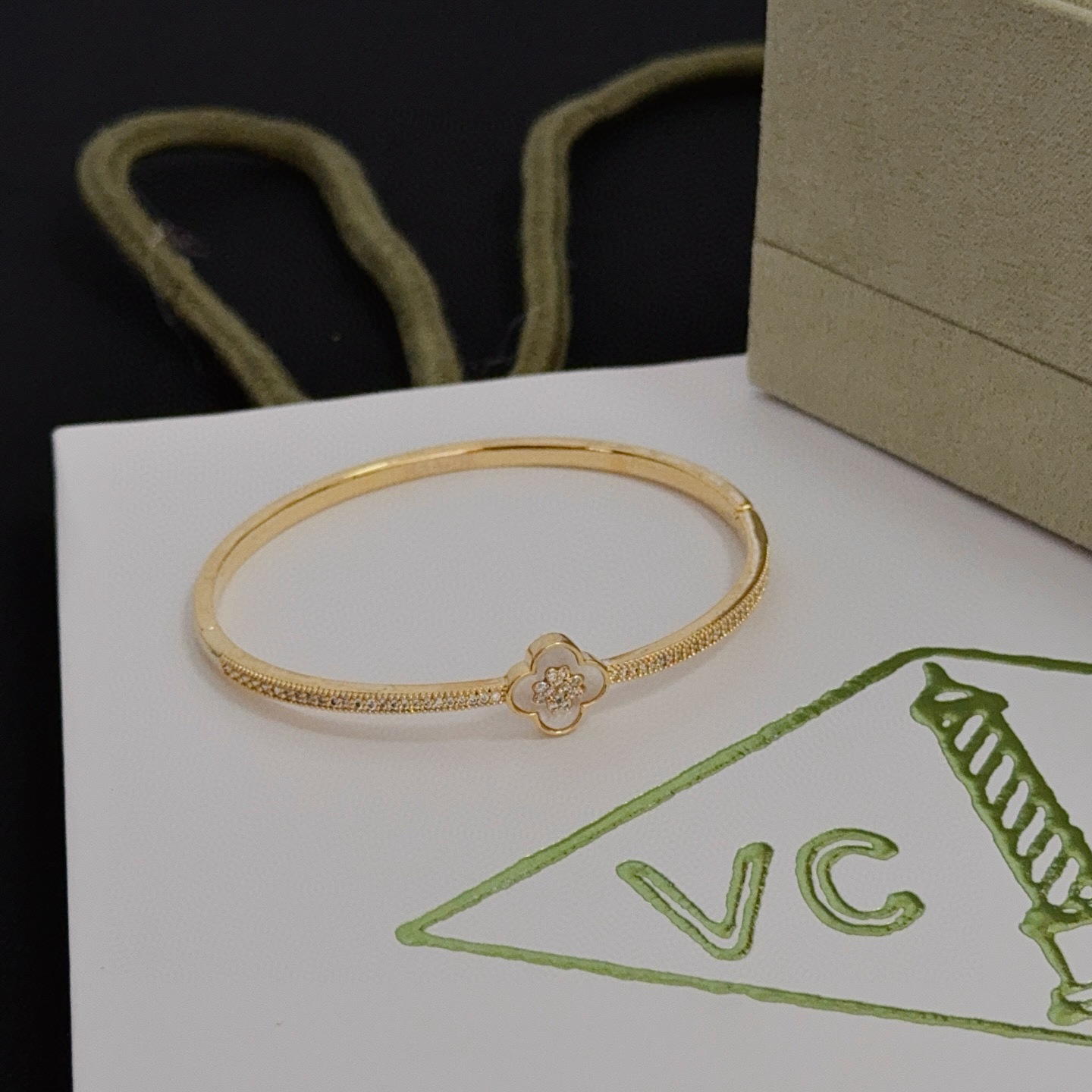 Van Cleef Arpels Lucky Spring Plum Blossom Bracciale rigido Oro giallo metallo bianco madreperla accenti di diamanti trasparenti Circonferenza interna 17 cm