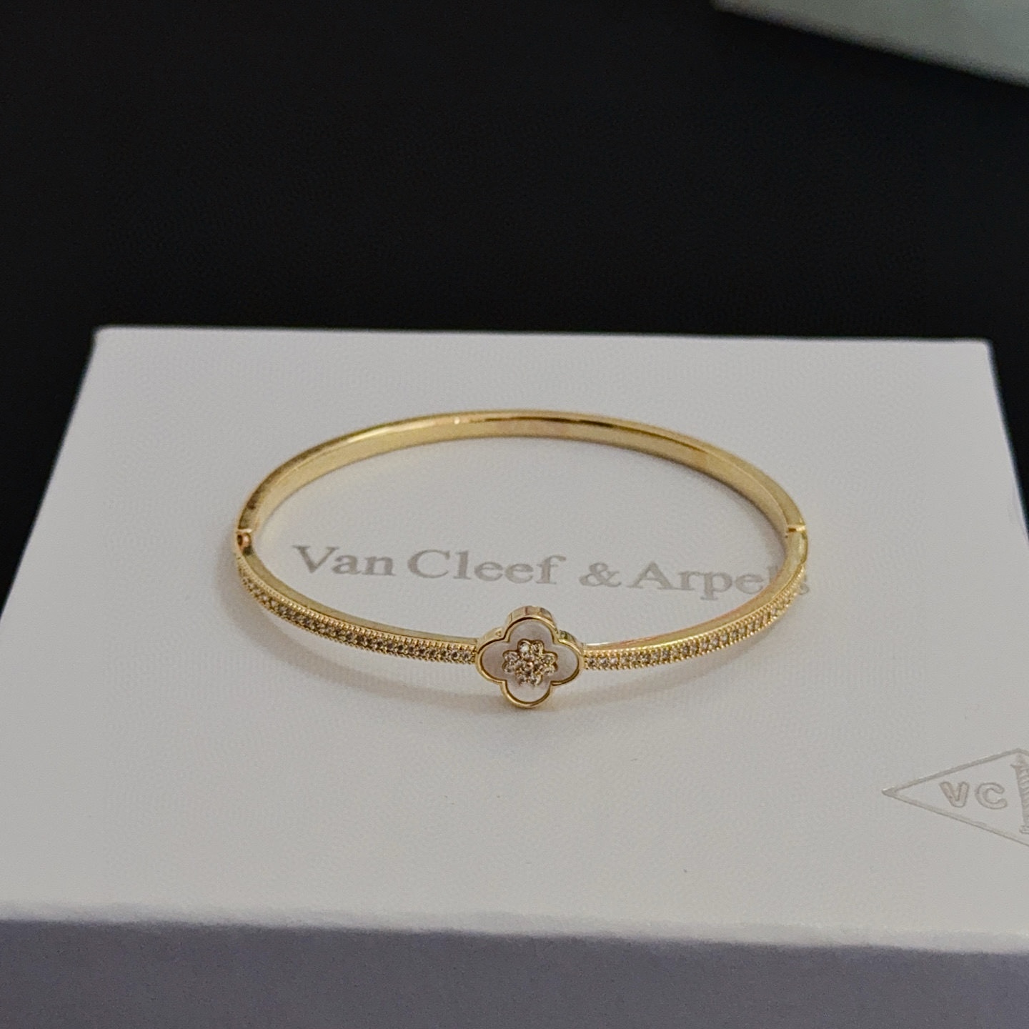 Van Cleef Arpels Lucky Spring Plum Blossom Bracciale rigido Oro giallo metallo bianco madreperla accenti di diamanti trasparenti Circonferenza interna 17 cm