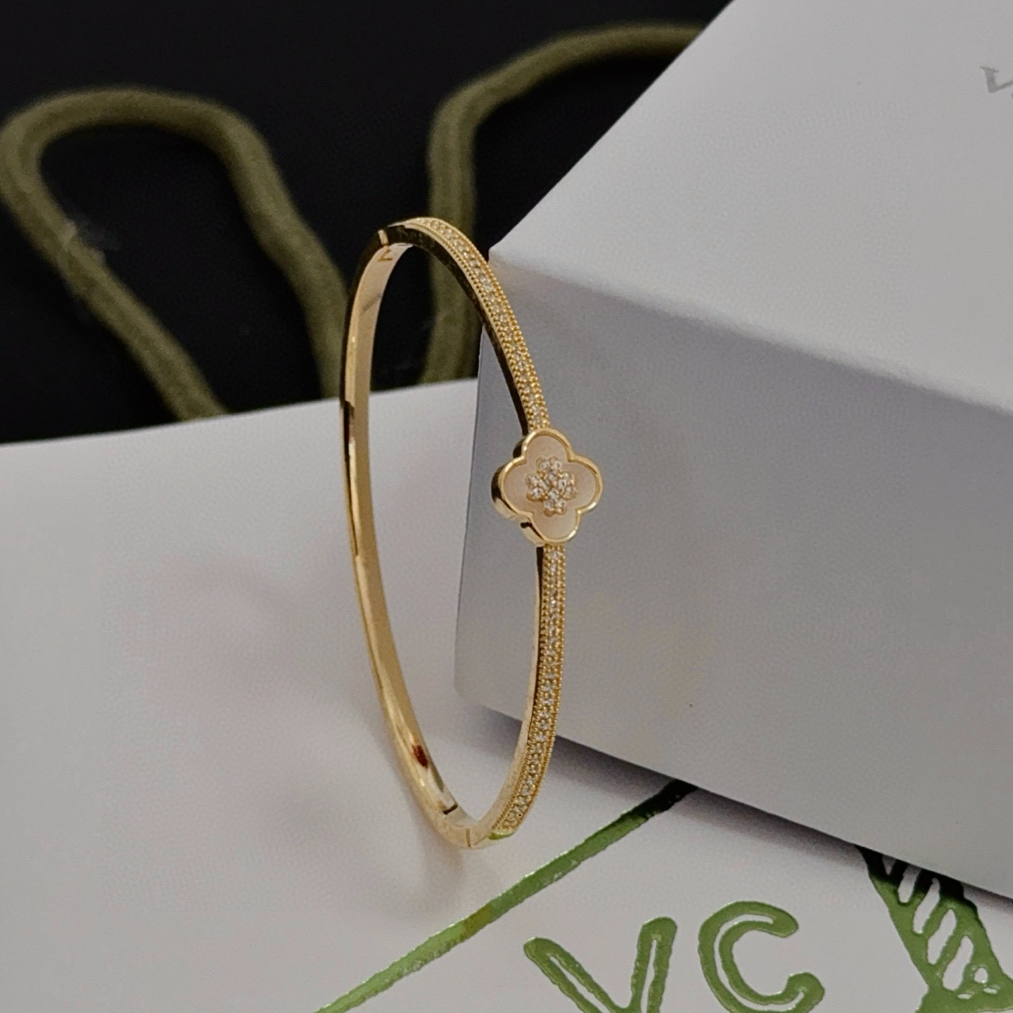 Van Cleef Arpels Lucky Spring Plum Blossom Bracciale rigido Oro giallo metallo bianco madreperla accenti di diamanti trasparenti Circonferenza interna 17 cm