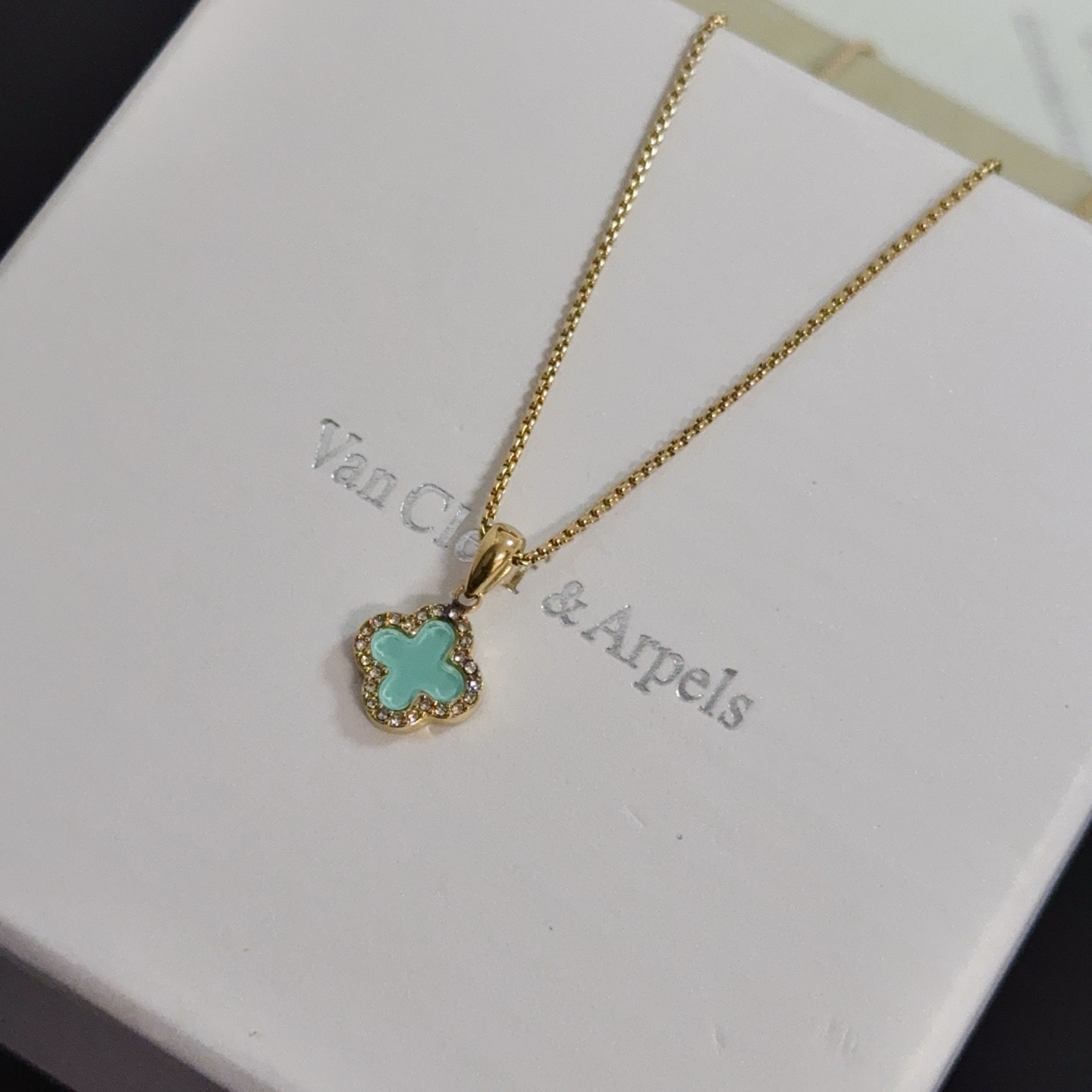 Collana Van Cleef Arpels Alhambra Metallo in oro giallo con intarsio di trifoglio blu turchese e pietre con accenti di diamanti trasparenti 42 cm