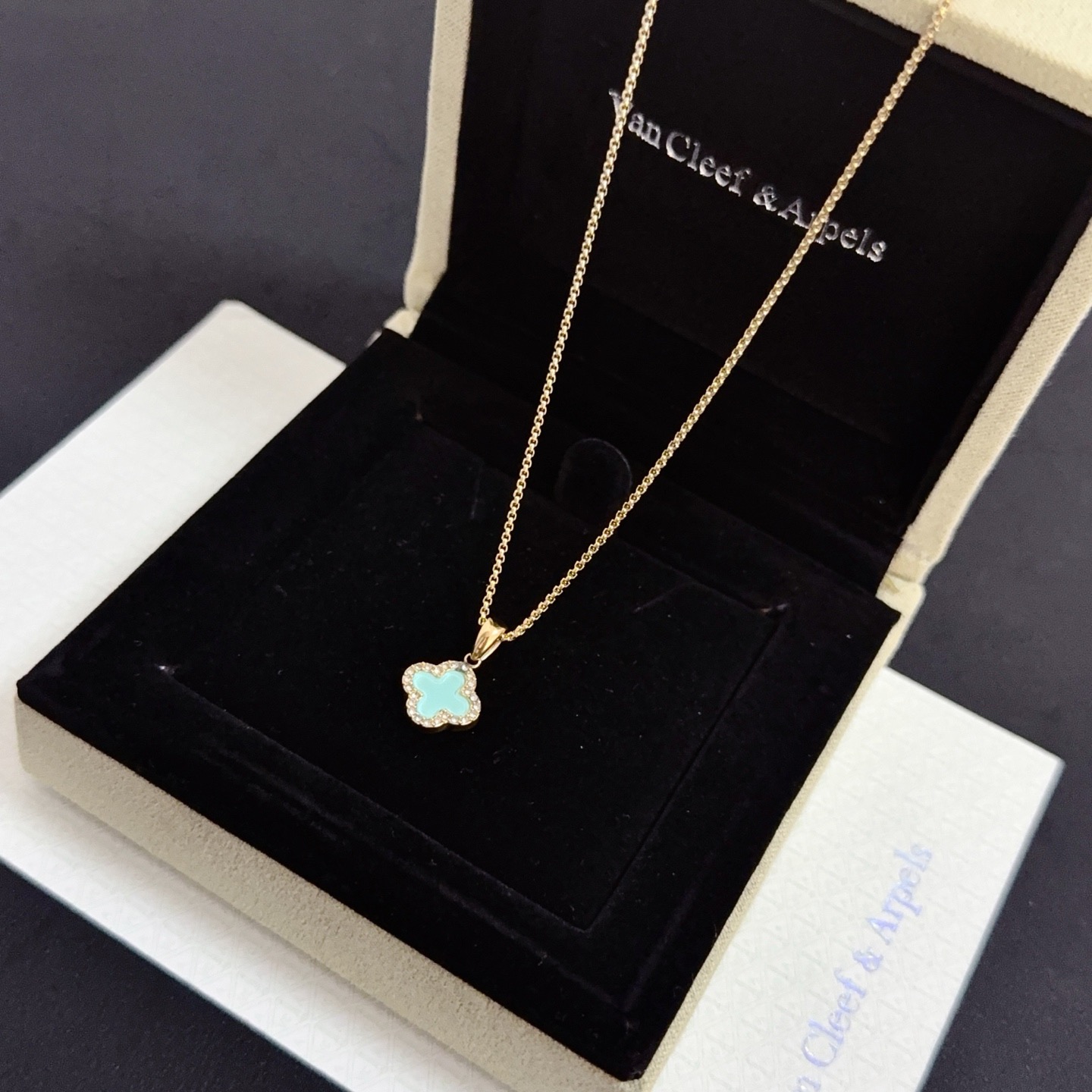 Collana Van Cleef Arpels Alhambra Metallo in oro giallo con intarsio di trifoglio blu turchese e pietre con accenti di diamanti trasparenti 42 cm