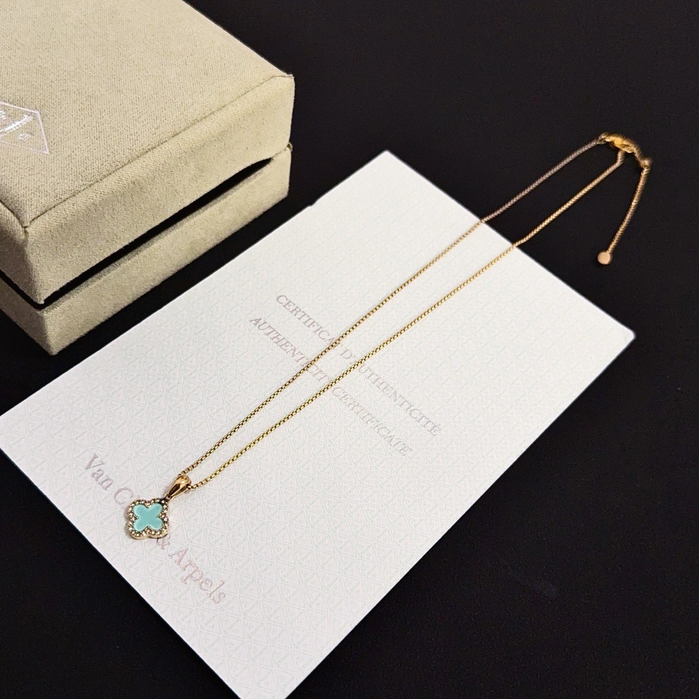 Collana Van Cleef Arpels Alhambra Metallo in oro giallo con intarsio di trifoglio blu turchese e pietre con accenti di diamanti trasparenti 42 cm