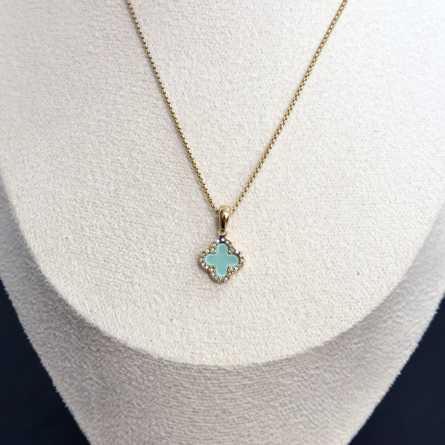 Collana Van Cleef Arpels Alhambra Metallo in oro giallo con intarsio di trifoglio blu turchese e pietre con accenti di diamanti trasparenti 42 cm