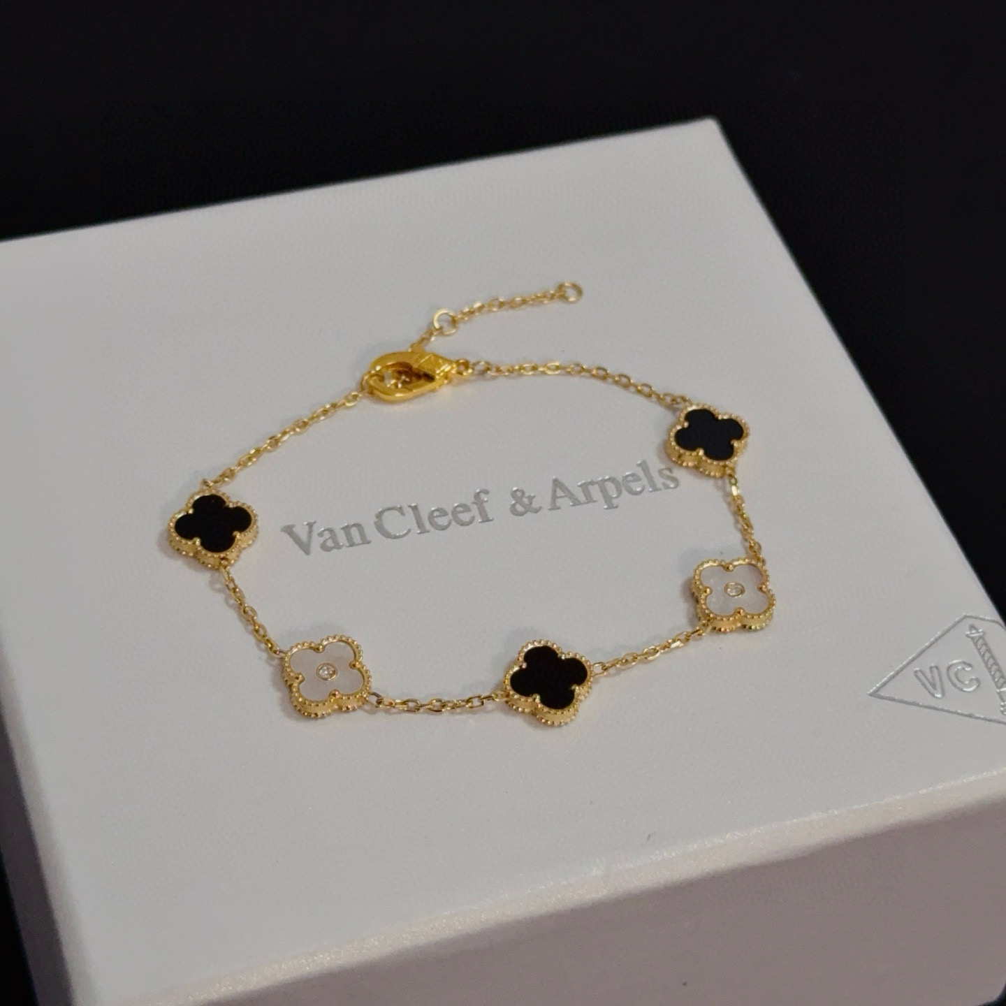 Bracciale Van Cleef Arpels Alhambra Oro giallo con onice nero e madreperla bianca 19 cm