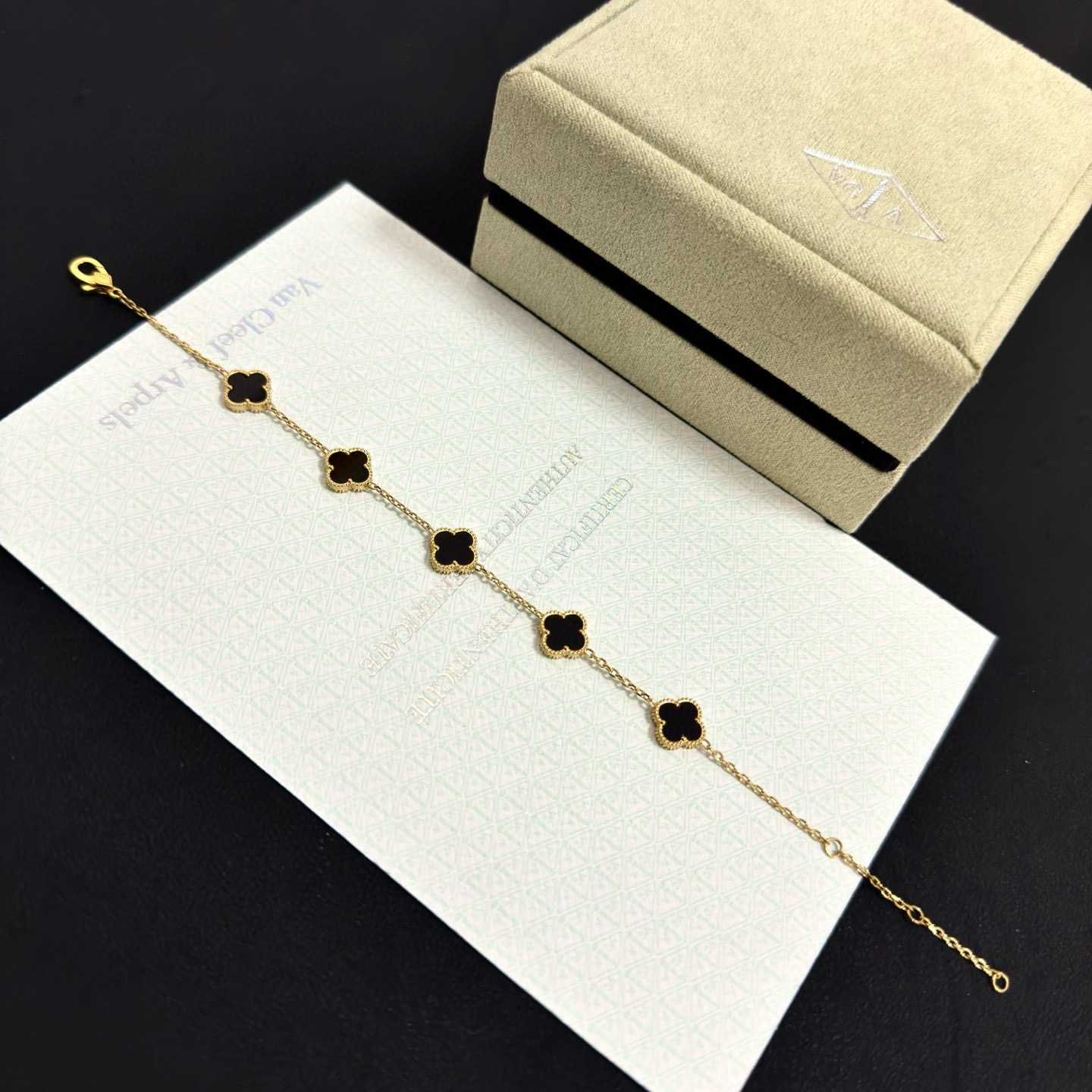Bracciale Van Cleef Arpels Alhambra Oro giallo con onice nero e madreperla bianca 19 cm