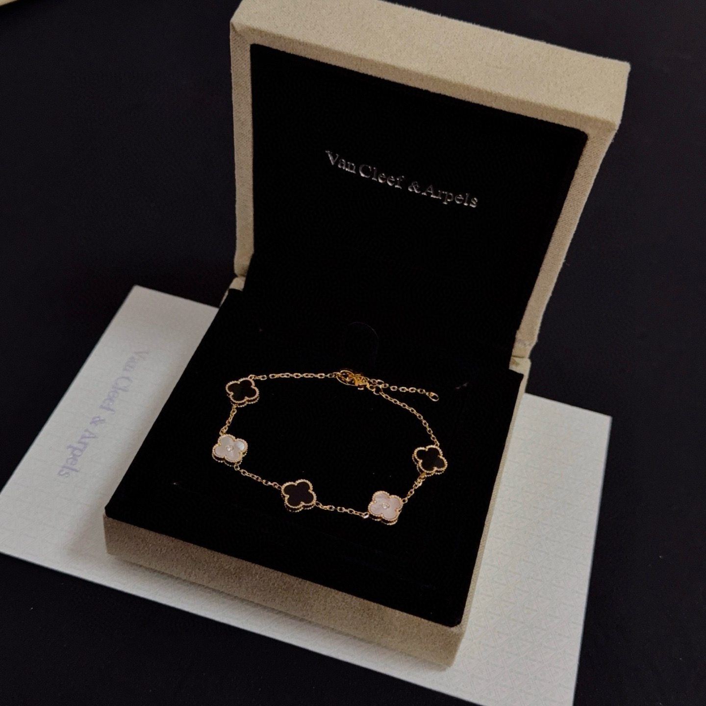 Bracciale Van Cleef Arpels Alhambra Oro giallo con onice nero e madreperla bianca 19 cm