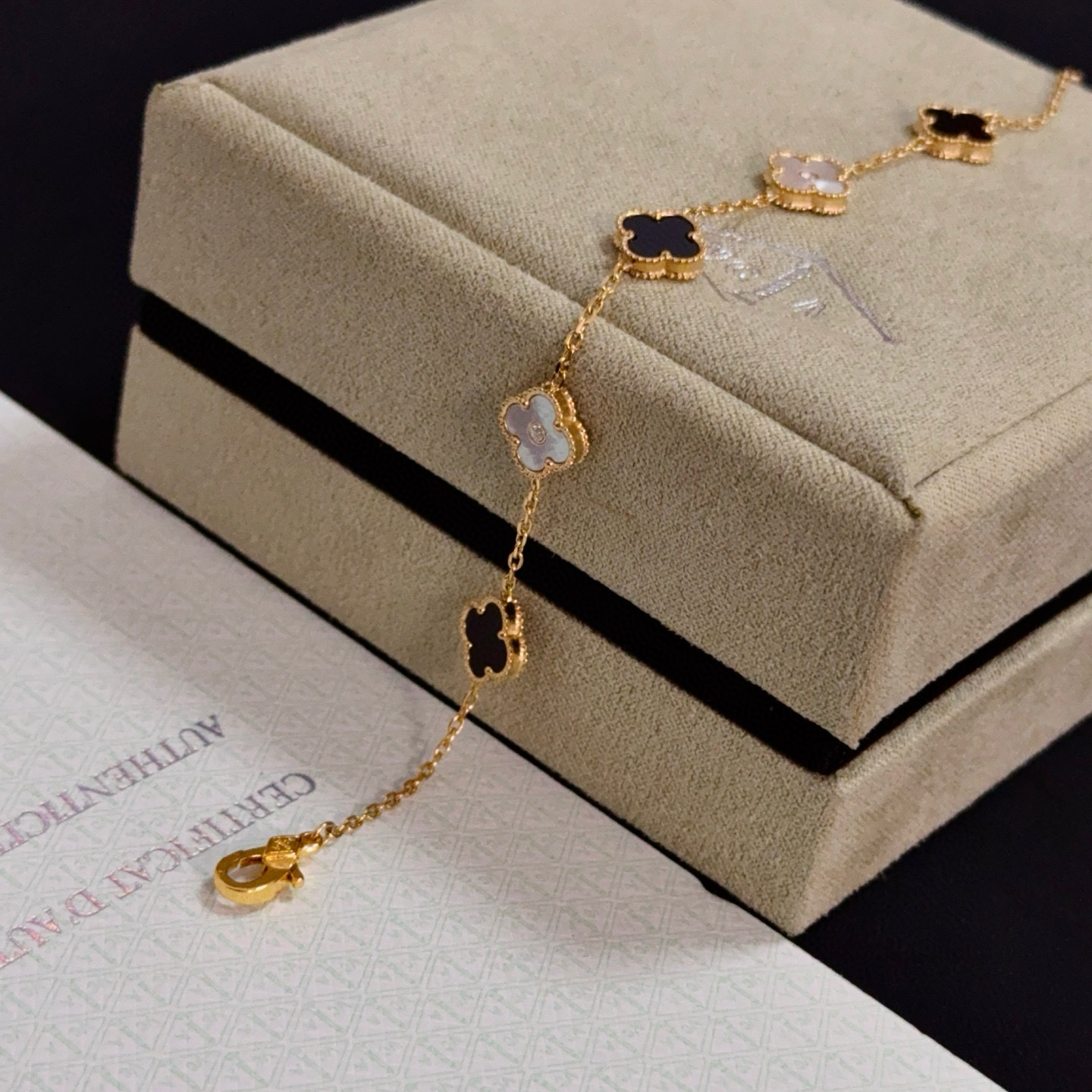 Bracciale Van Cleef Arpels Alhambra Oro giallo con onice nero e madreperla bianca 19 cm